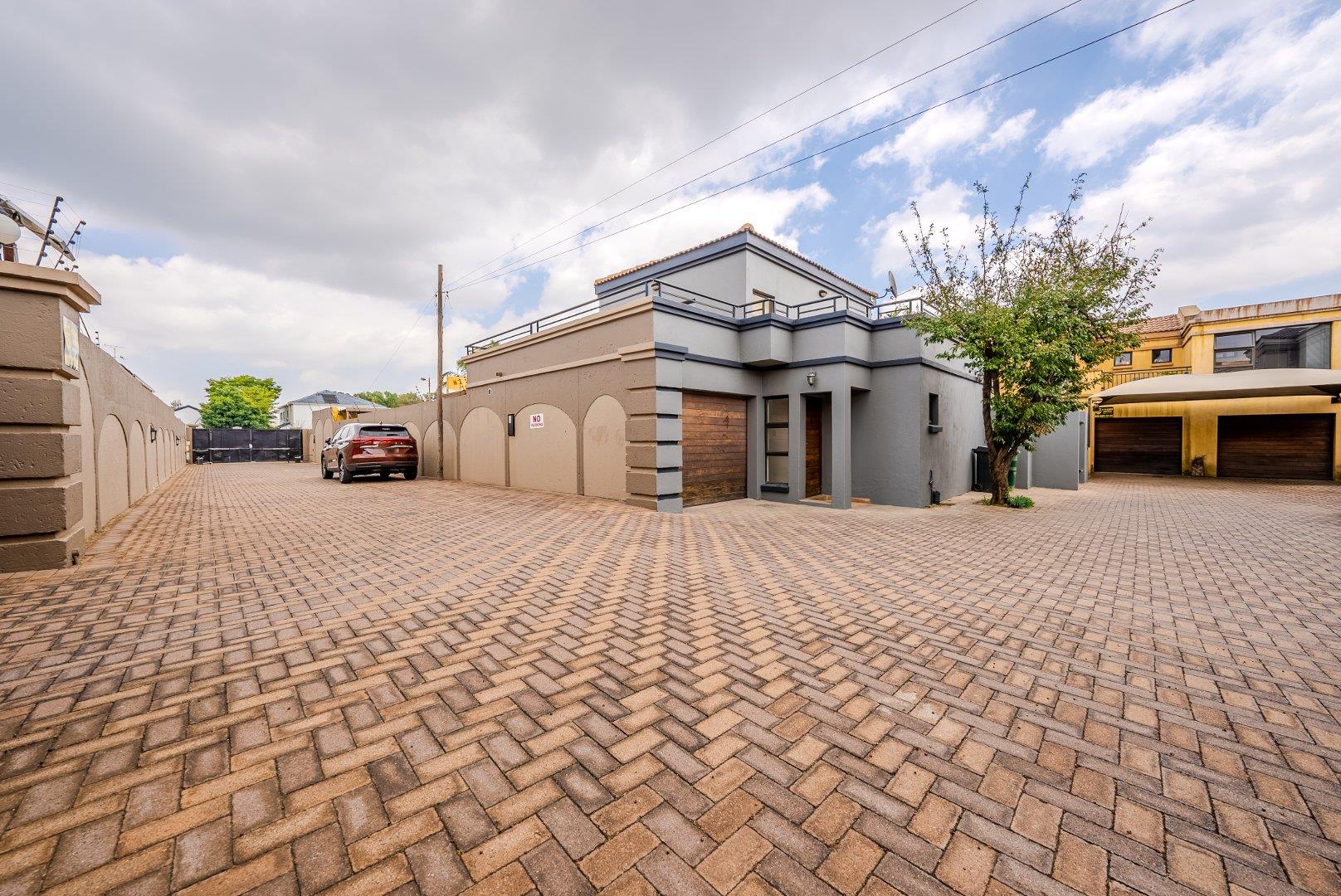 3 Bedroom House for sale in New Redruth P24113993266