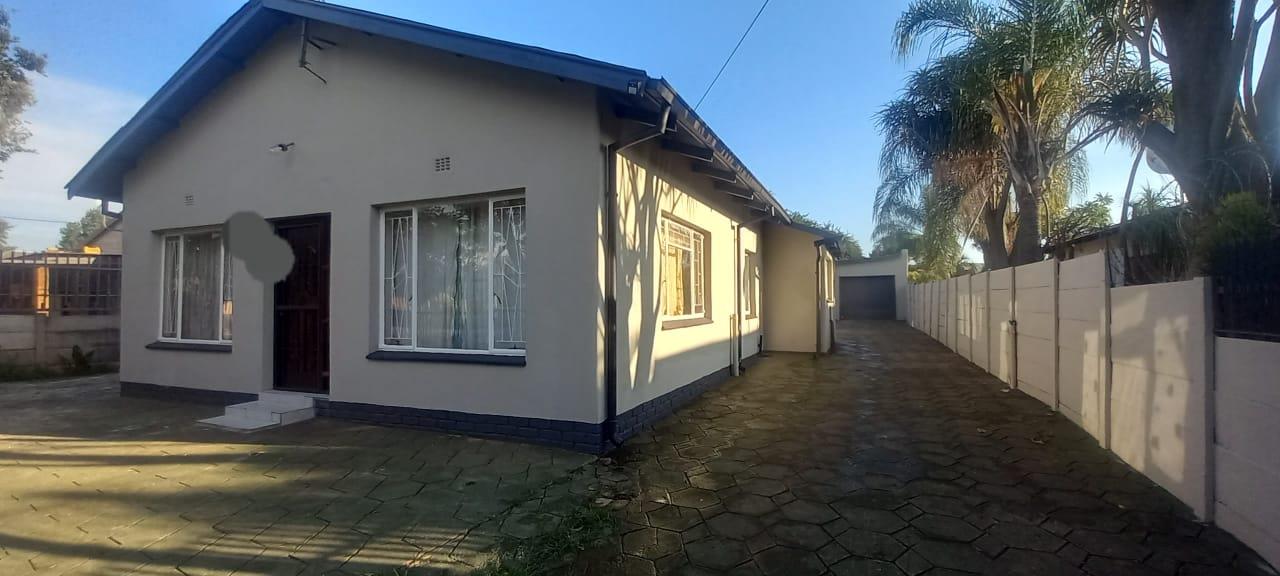 4 Bedroom House for sale in Daspoort P24113994054