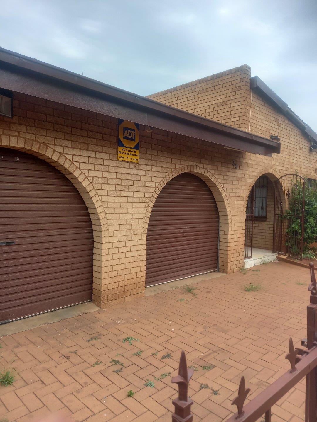 4 Bedroom House for sale in Lenasia Ext 1 P24113996568
