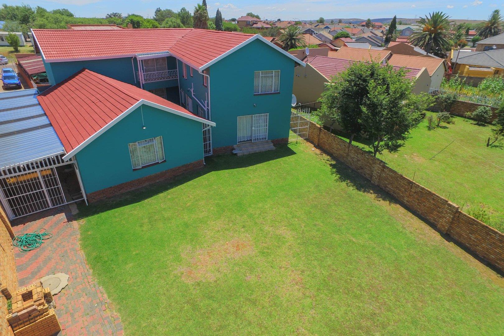 6 Bedroom House for sale in Lenasia South 250 Hibiskus Crescent P24