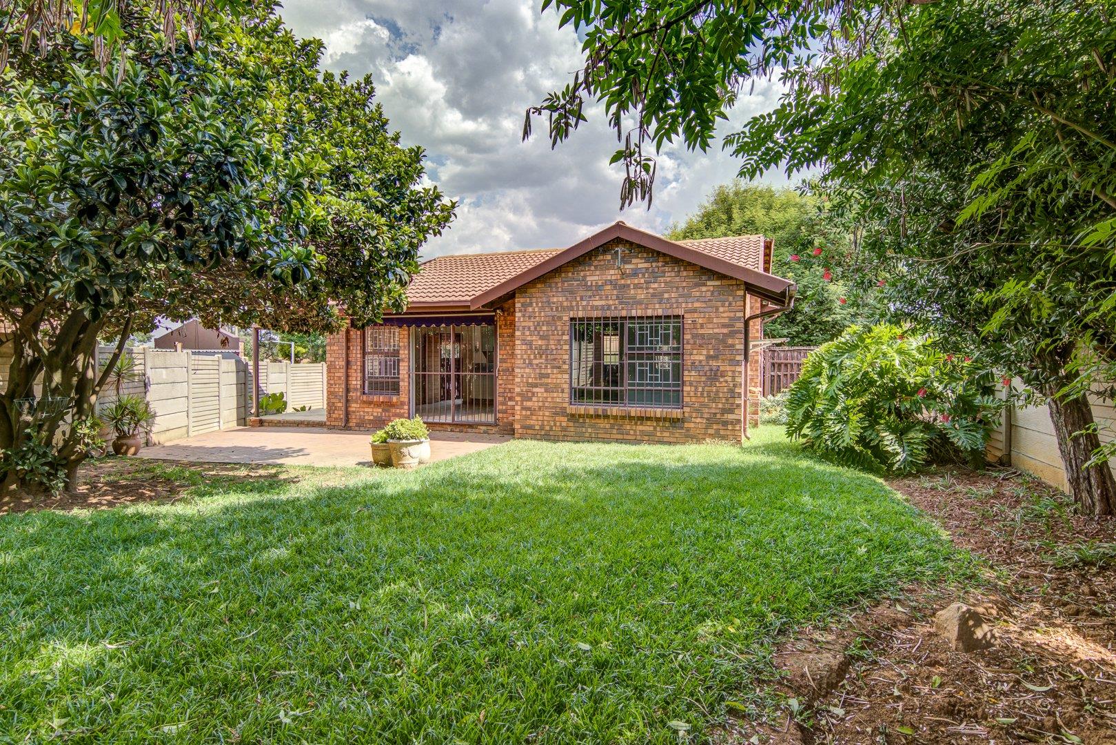 2 Bedroom House for sale in Glen Marais 21 Stanford Gardens St P24