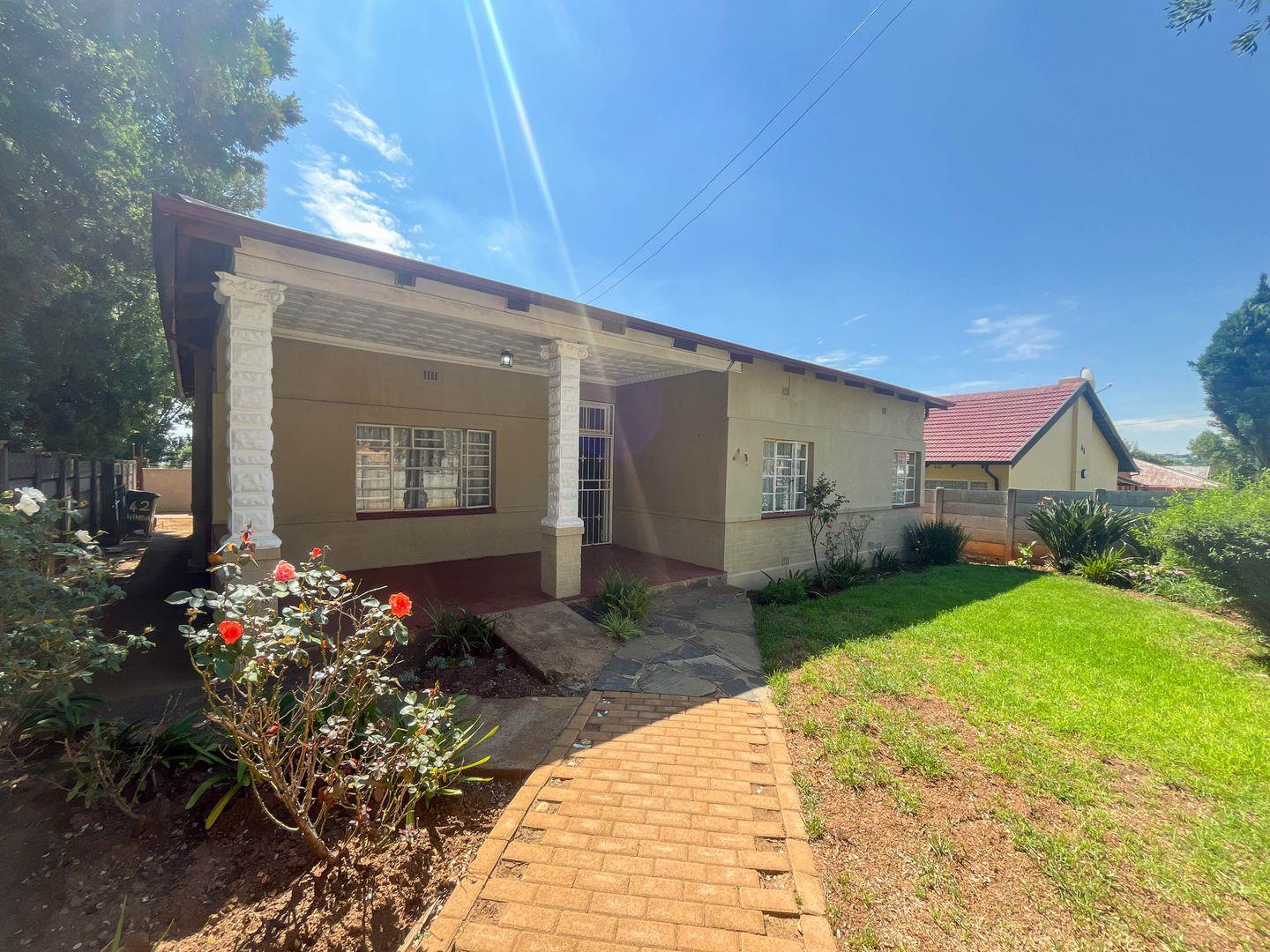 3 Bedroom House for sale in Roodepoort Central P24114002274
