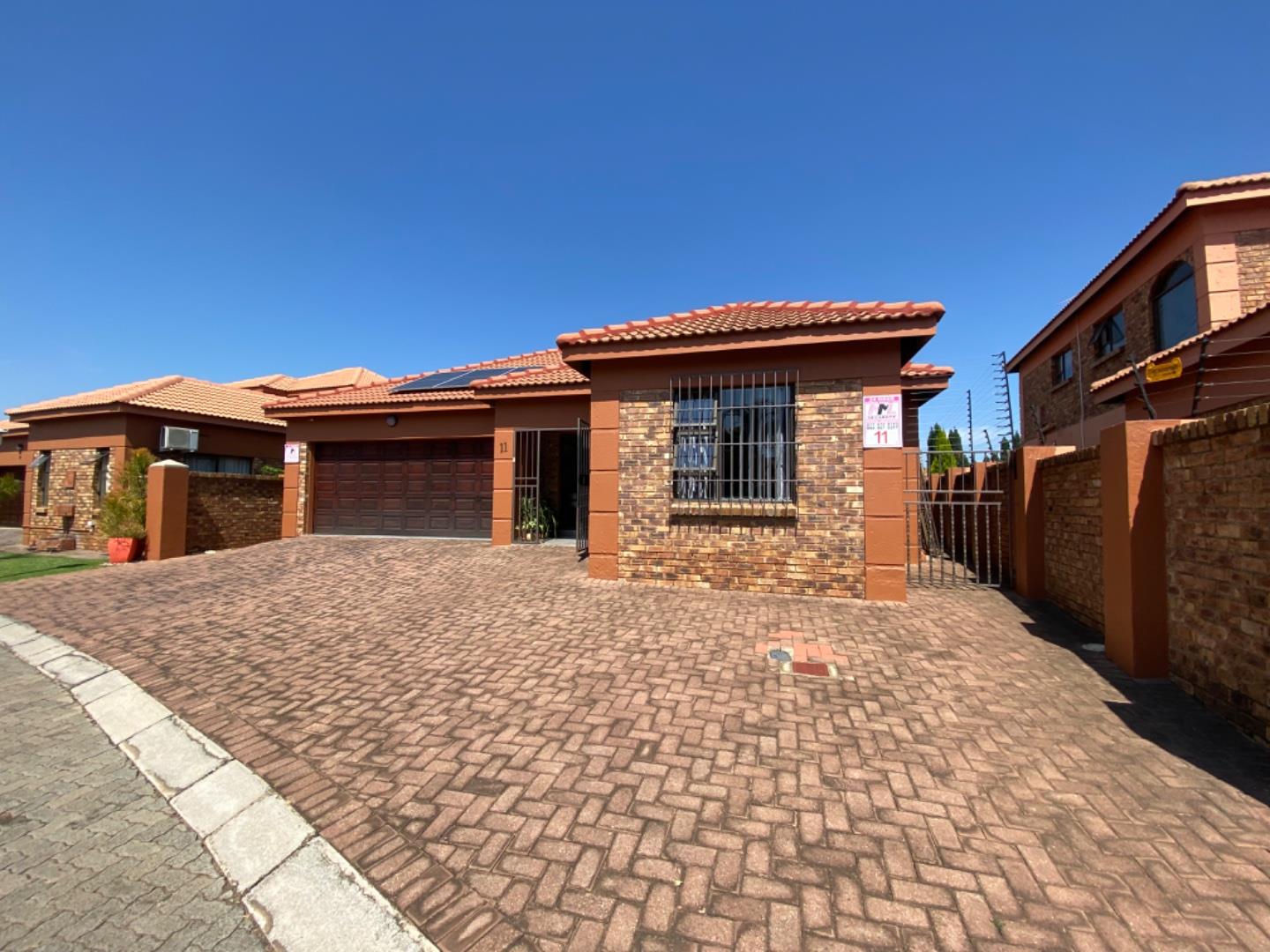 3 Bedroom House for sale in Van Riebeeck Park P24113988701