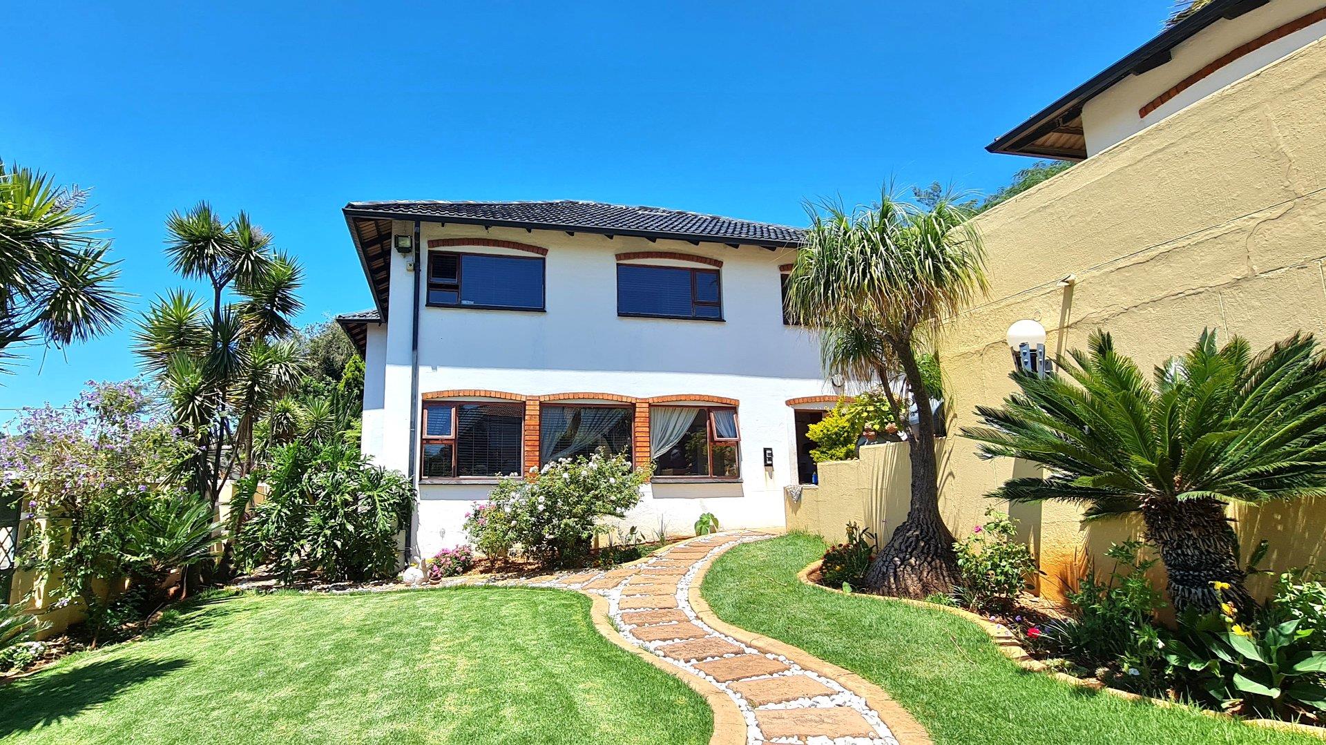 5 Bedroom House for sale in Rant En Dal 11 Steenbok Avenue P24