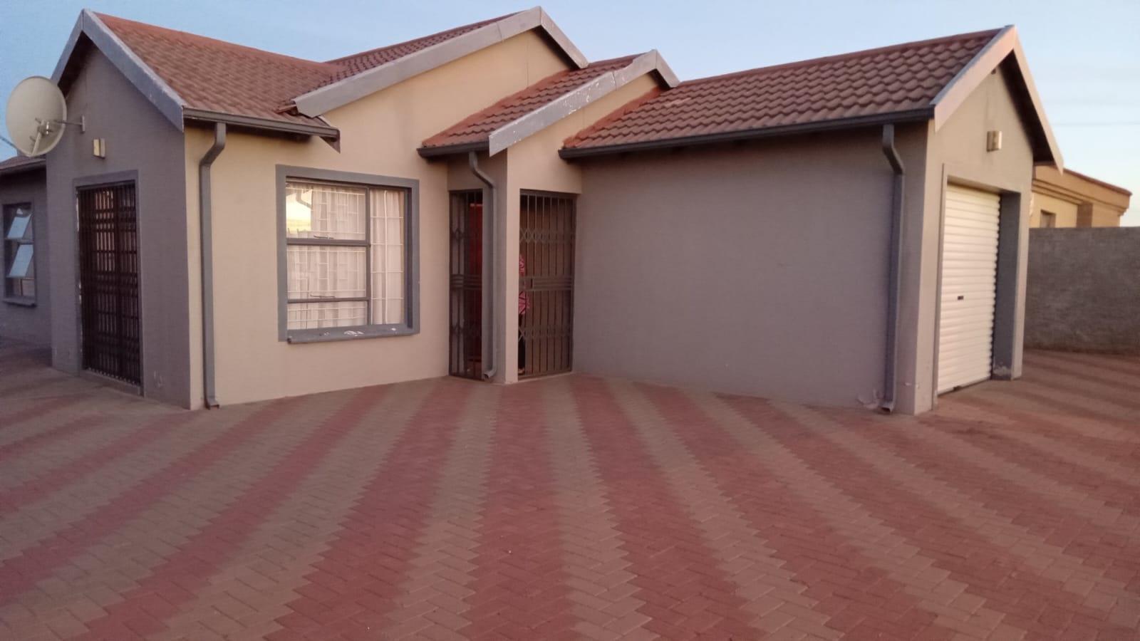 3 Bedroom House for sale in Pinehaven P24114005472