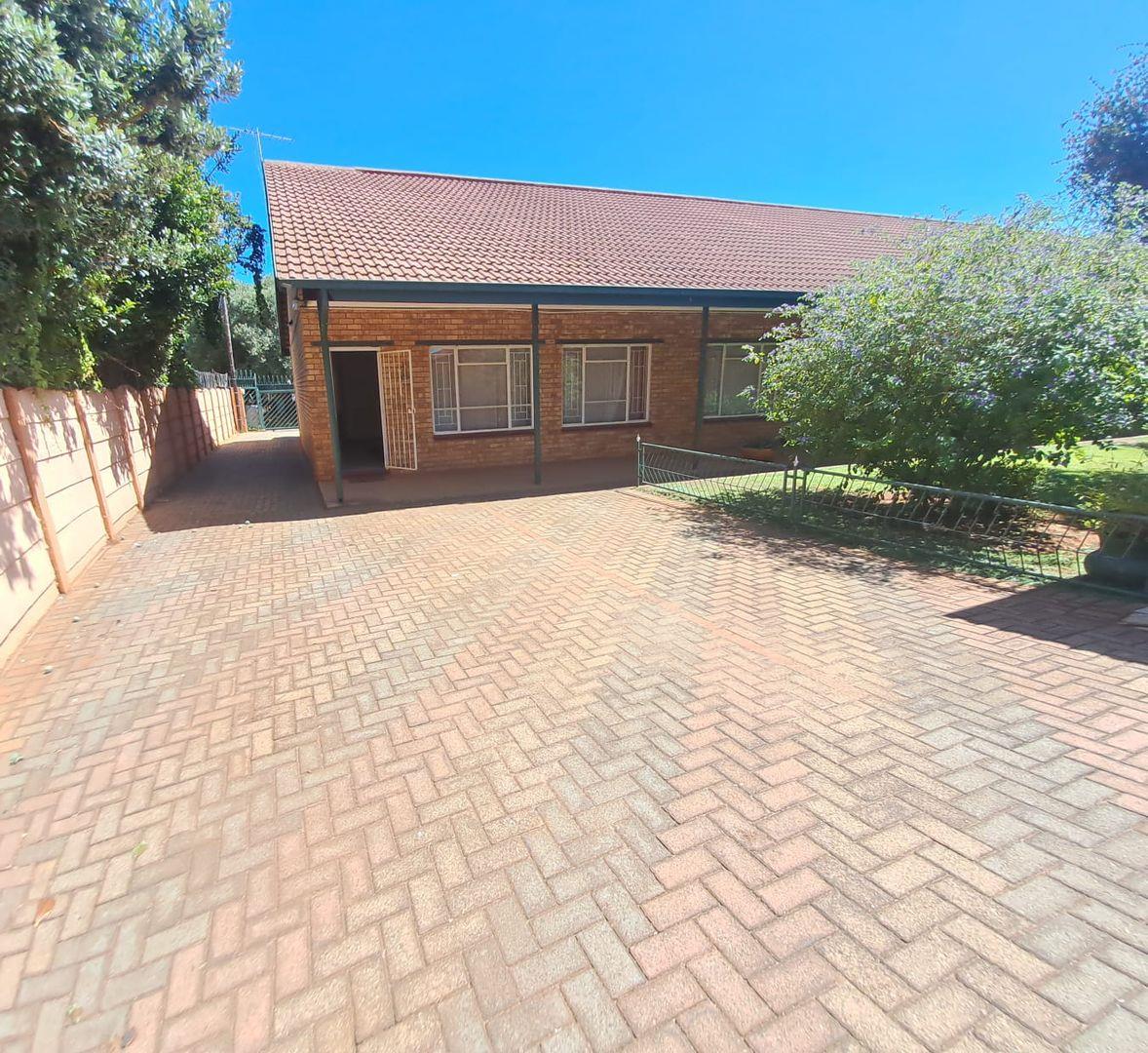 2 Bedroom Townhouse for sale in Carletonville Central P24114007394
