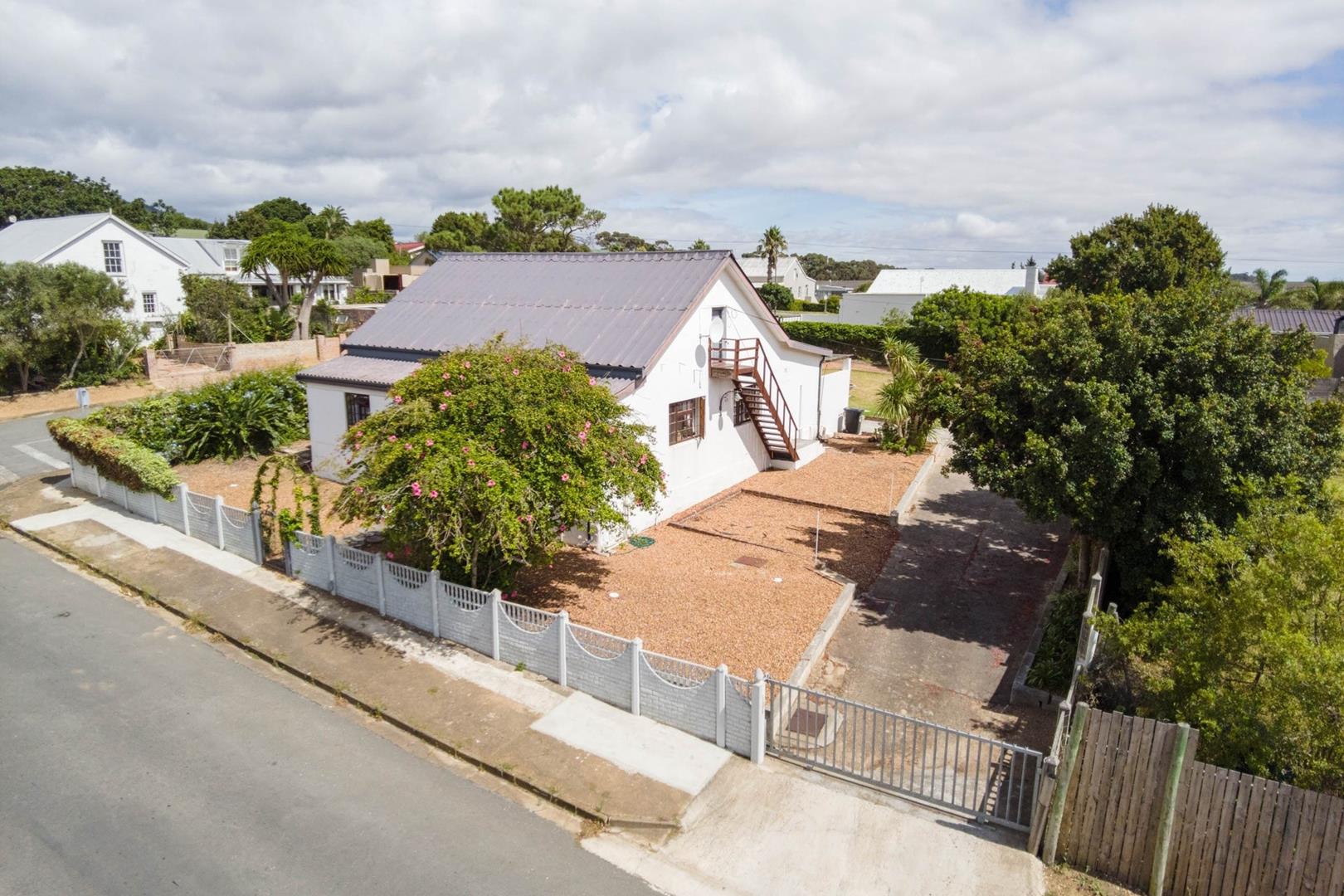 3 Bedroom House for sale in Bredasdorp 42 Viljoen Street P24114007545