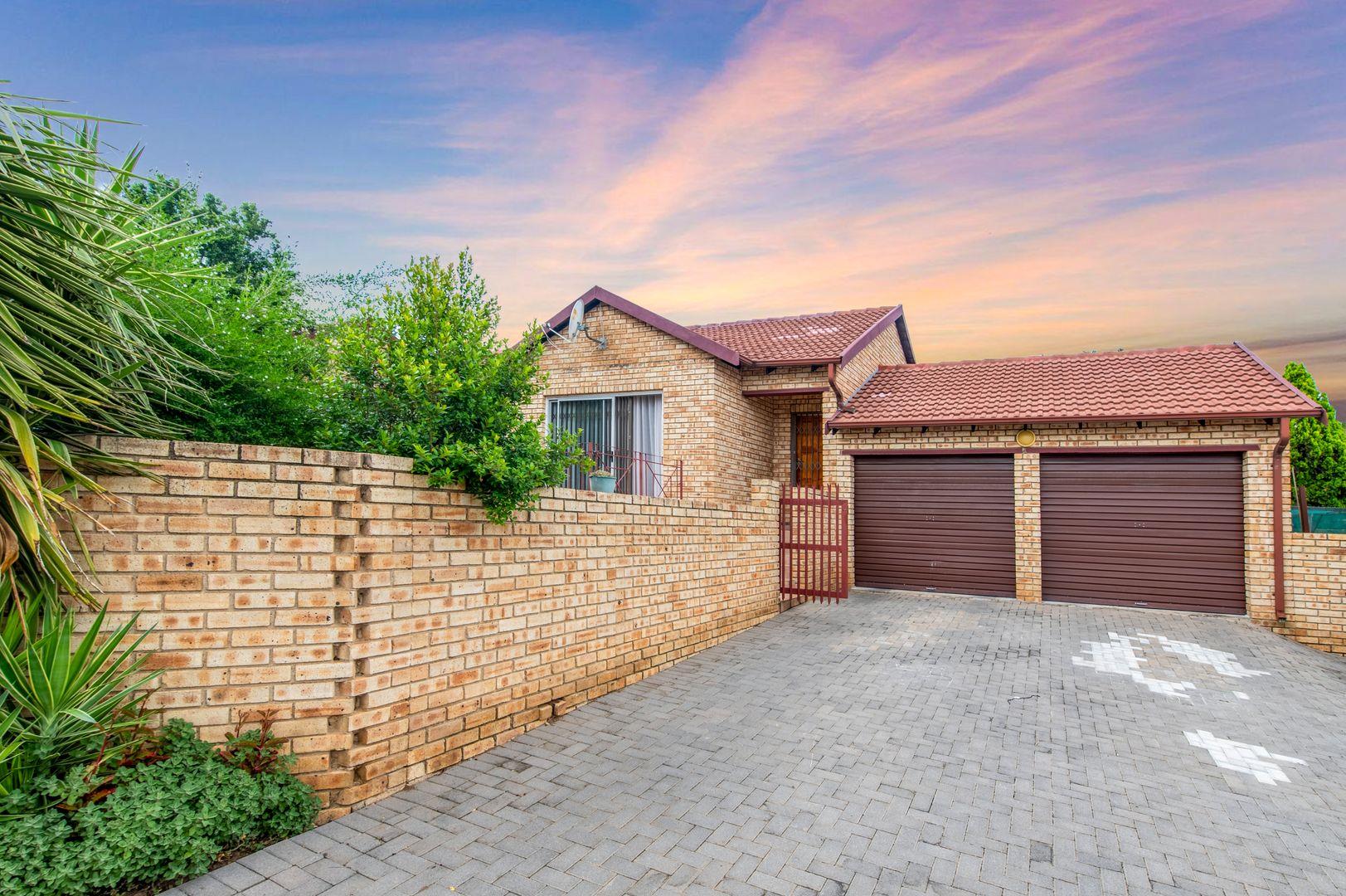 3 Bedroom House for sale in Kyalami 2 Donnington Park, 131 Albertyn