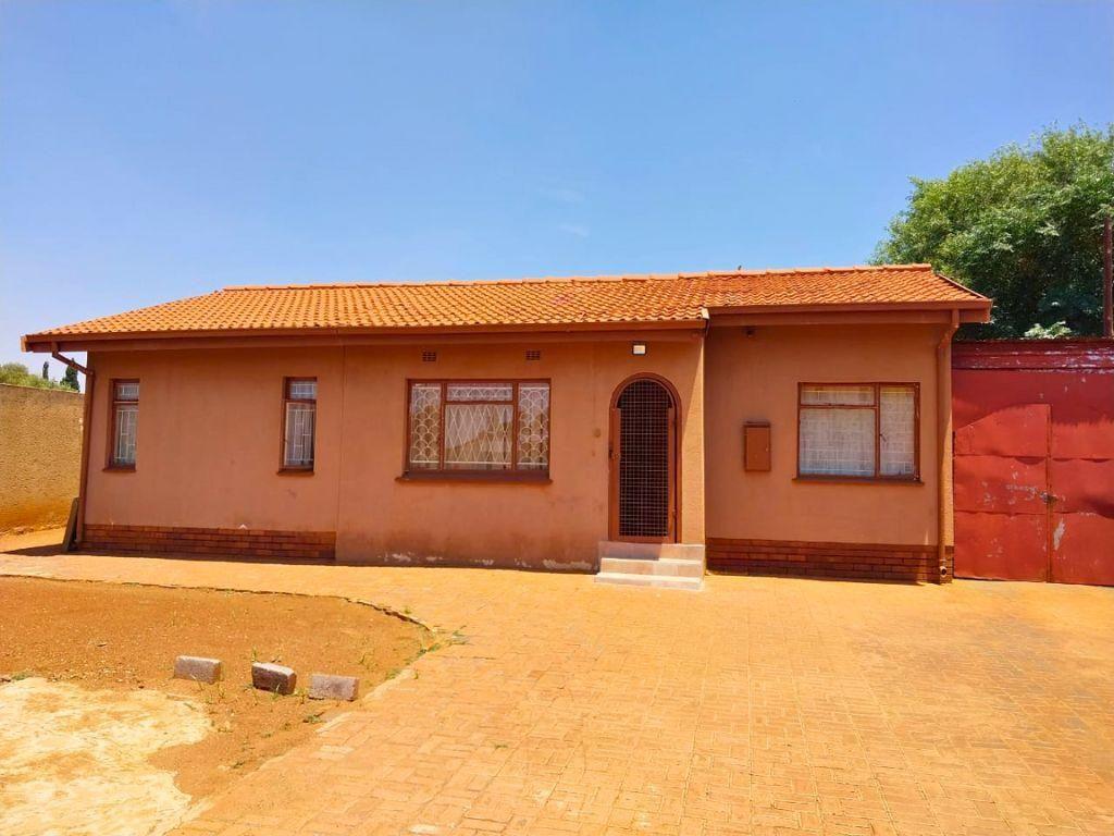 3 Bedroom House for sale in Lenasia Ext 10 P24114010230