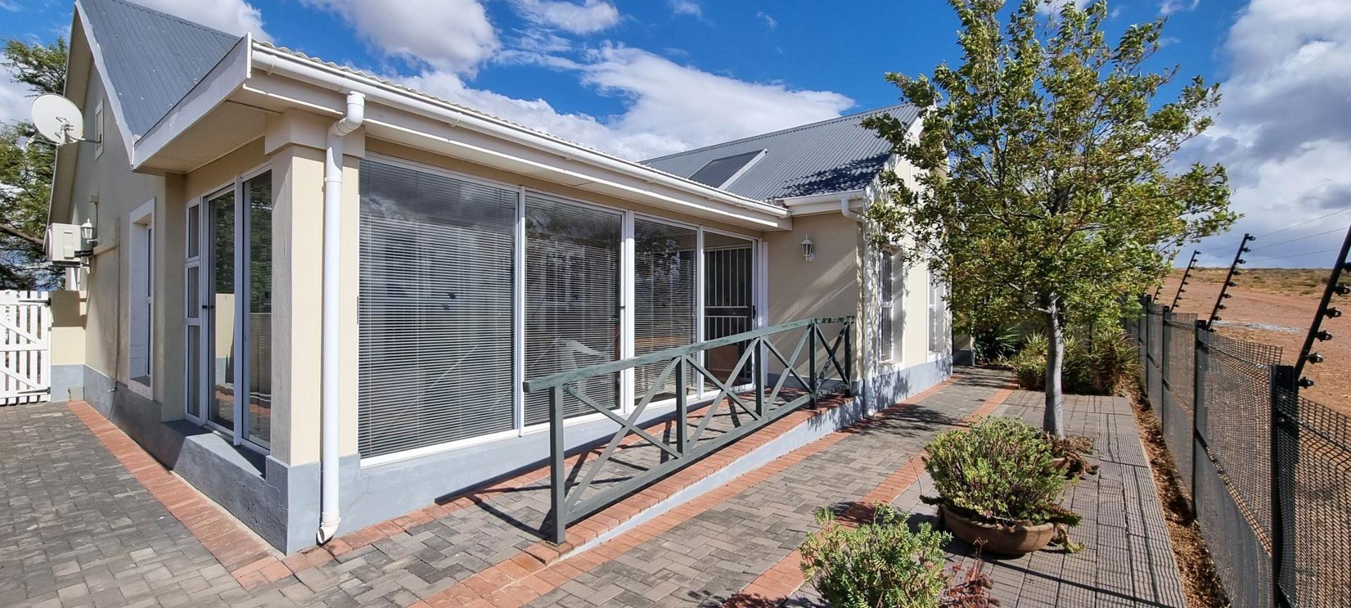 2 Bedroom House for sale in Langerug P24114010696