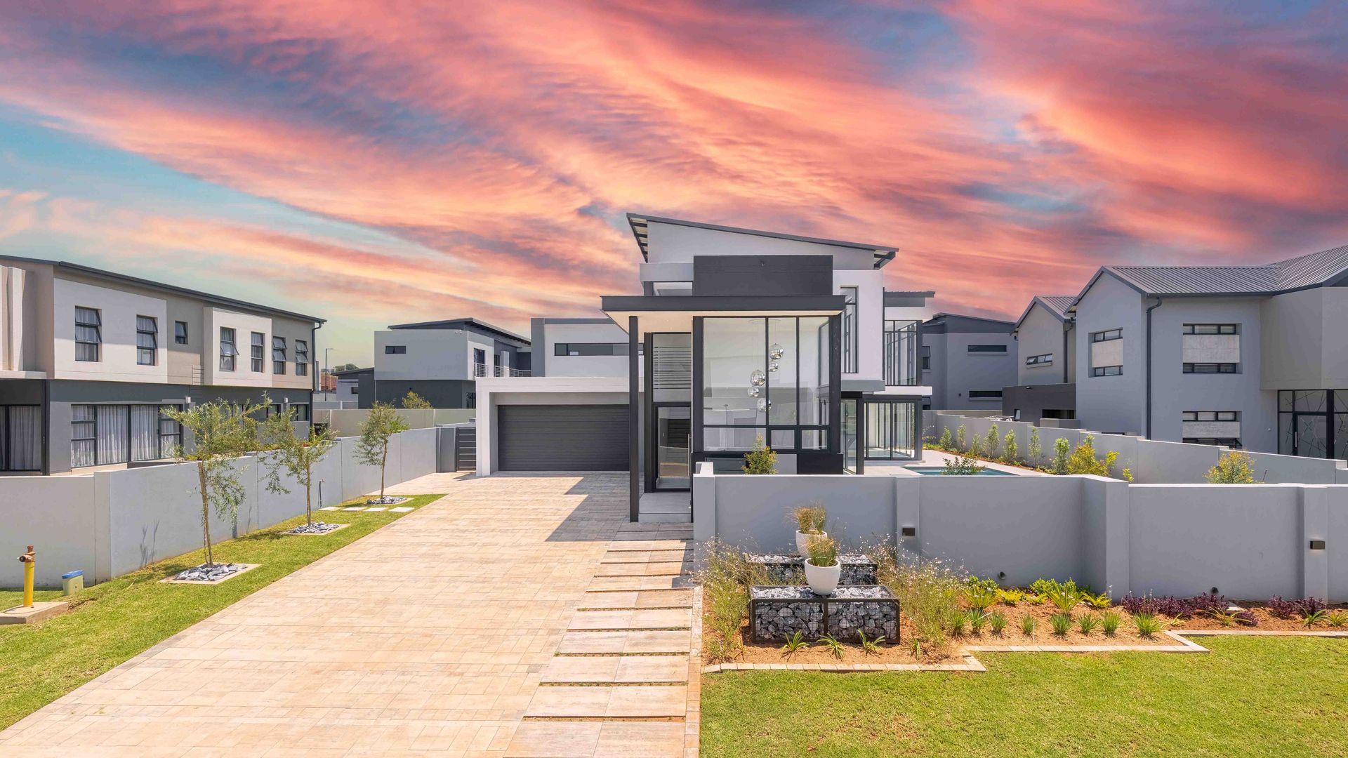 4 Bedroom House for sale in Midstream Ridge Estate P24114010924