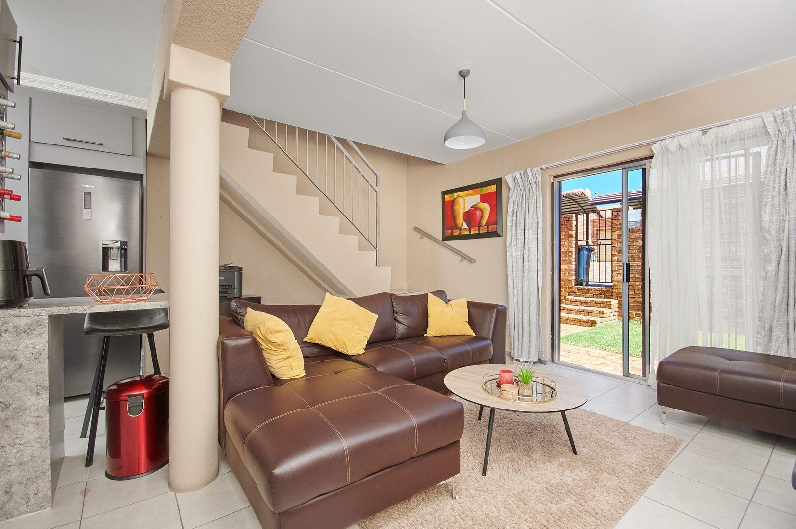 2 Bedroom Townhouse for sale in Halfway Gardens P24114011010