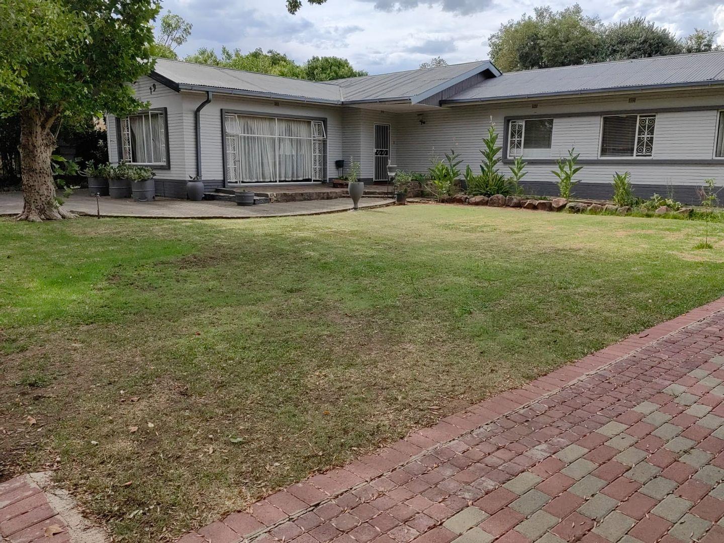 5 Bedroom House for sale in Bayswater P24114012431