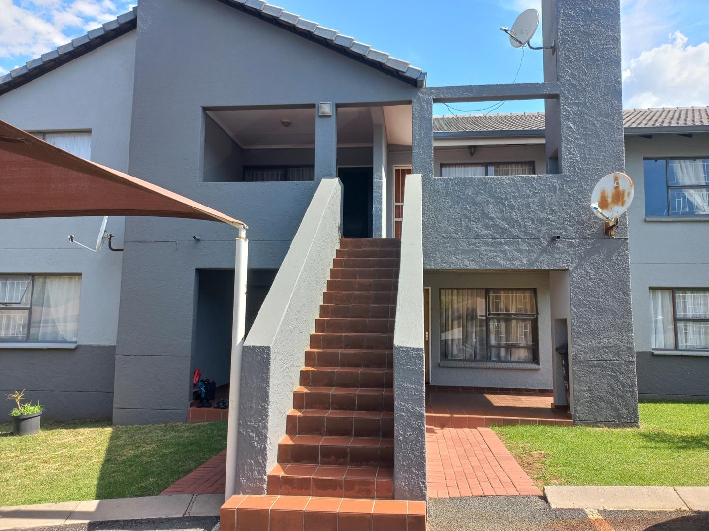 3 Bedroom Townhouse for sale in Oakdene P24112306130