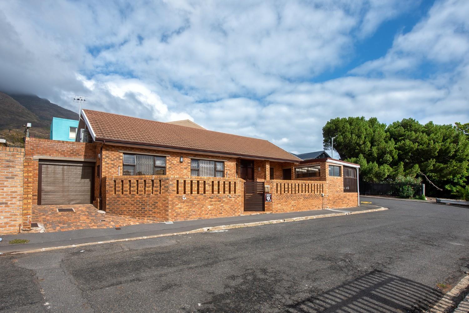 6 Bedroom House for sale in Walmer Estate P24111251958