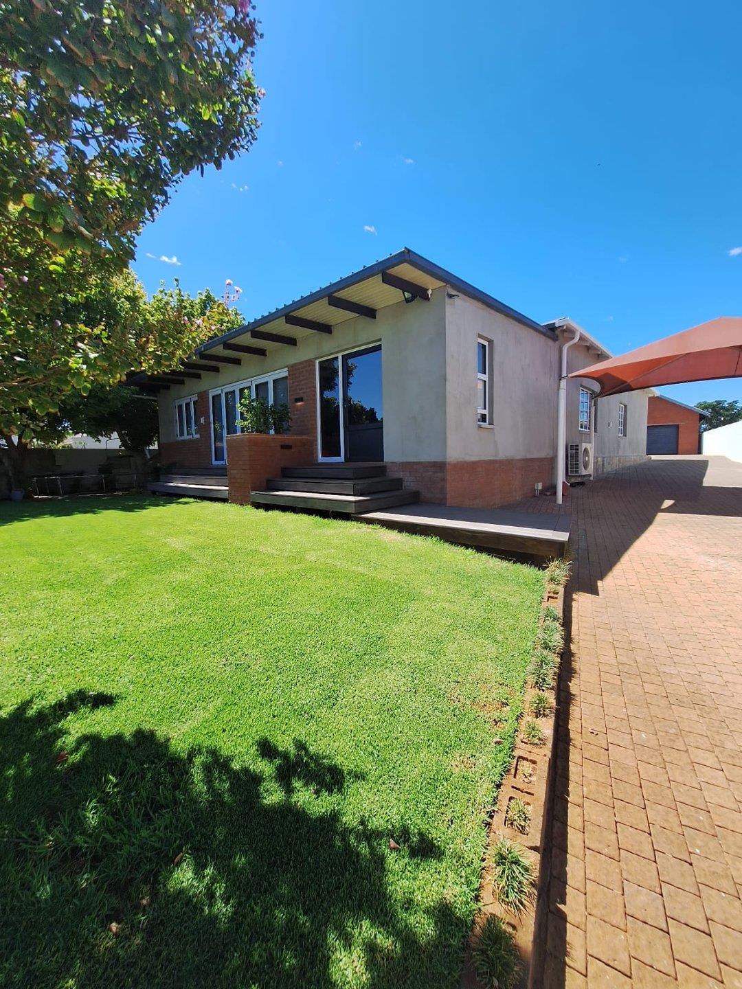 3 Bedroom House for sale in Kuruman P24114020895