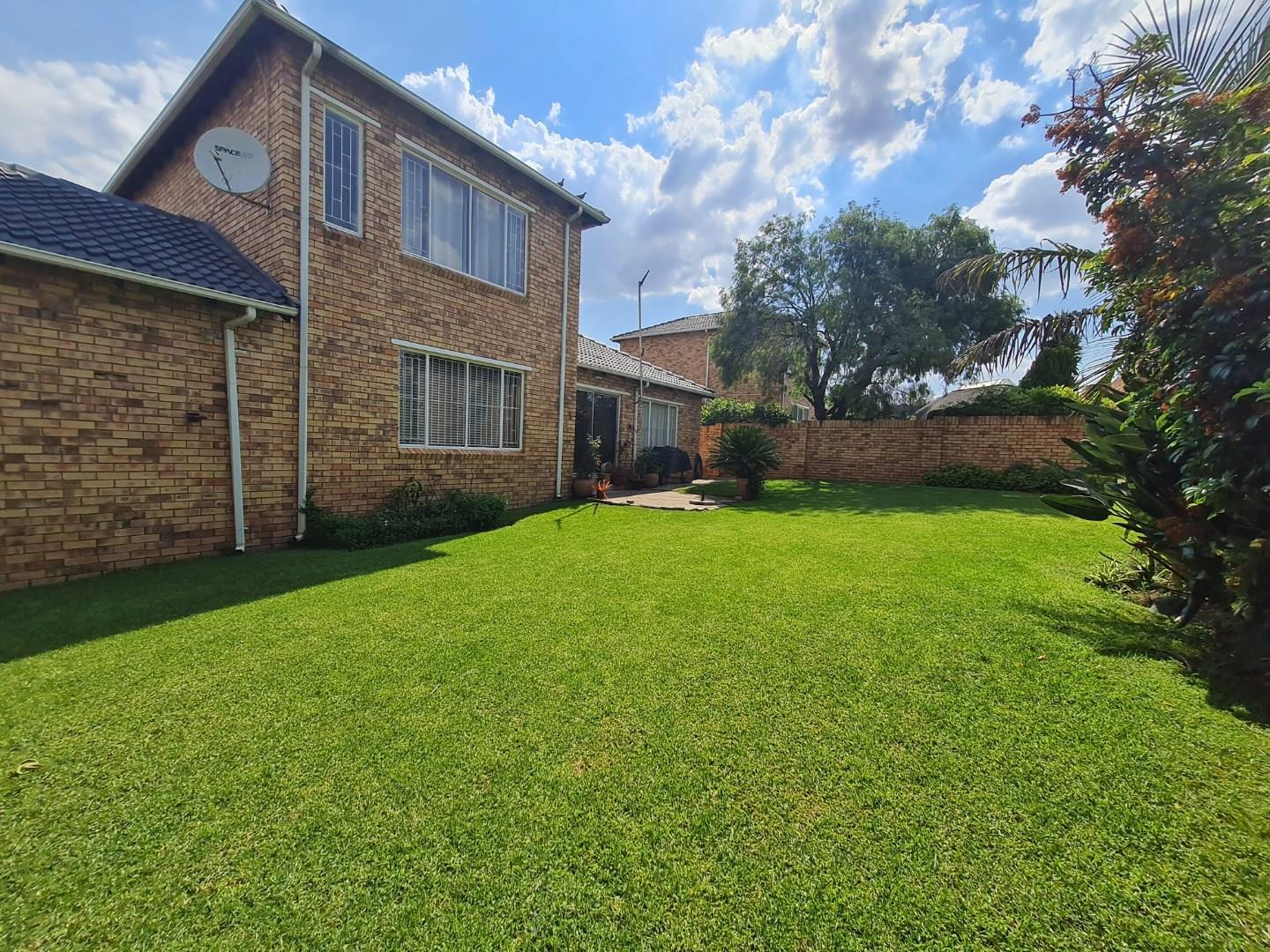 3 Bedroom Townhouse to rent in Olivedale P24114021232
