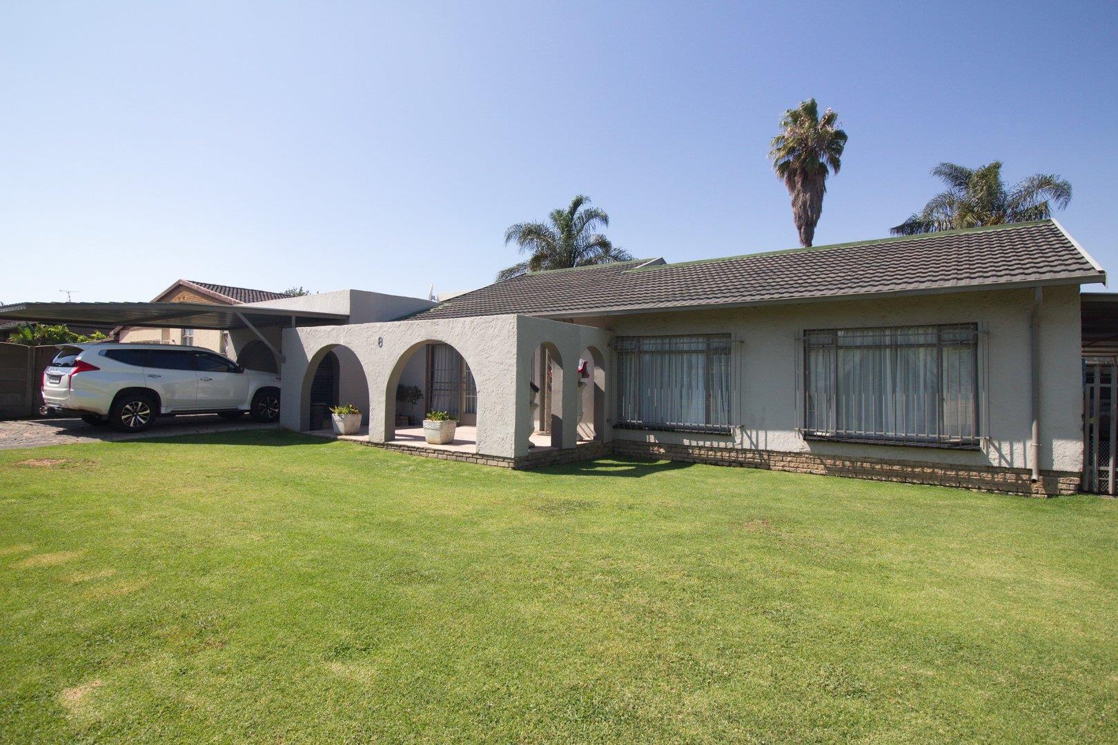 3 Bedroom House for sale in Rhodesfield 8 Wolk Street P24112816487