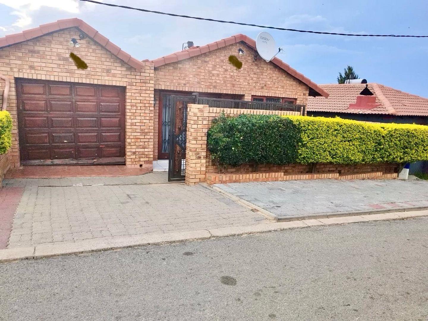 4 Bedroom House for sale in Klipfontein View P24114023460