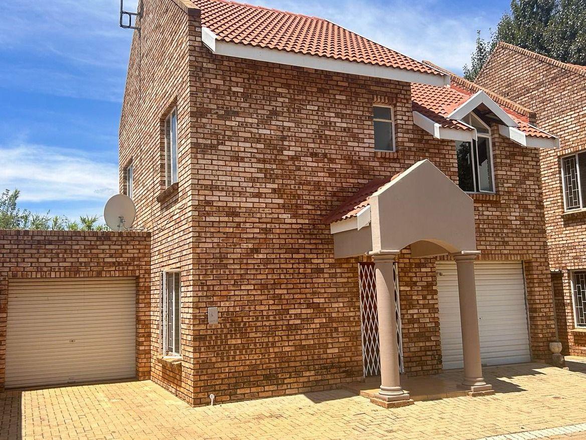 3 Bedroom Townhouse for sale in Baillie Park P24114025260