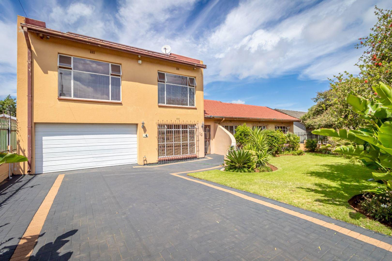 5 Bedroom House for sale in Witpoortjie 10 Proot Street P24114026737