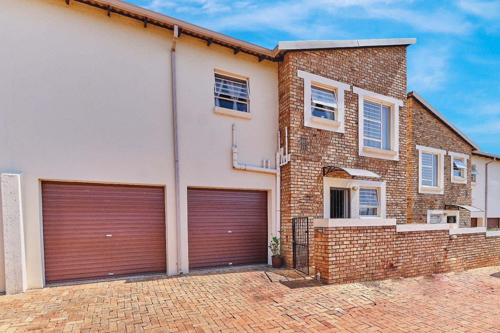 3 Bedroom Townhouse for sale in Wilgeheuwel 36 Centenary Park, 8