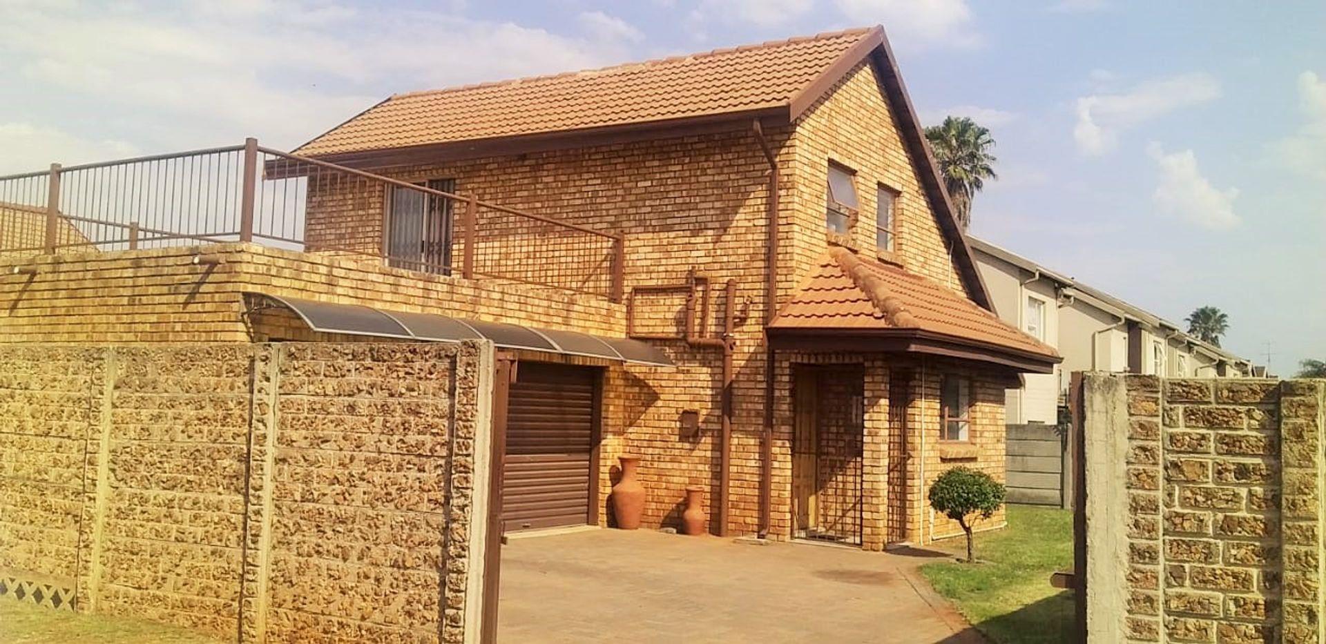 4 Bedroom Townhouse for sale in Pomona P24114027666