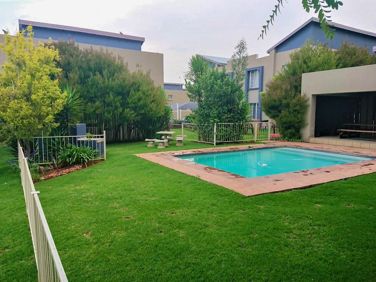 2 Bedroom Townhouse for sale in Benoni North P24114027817
