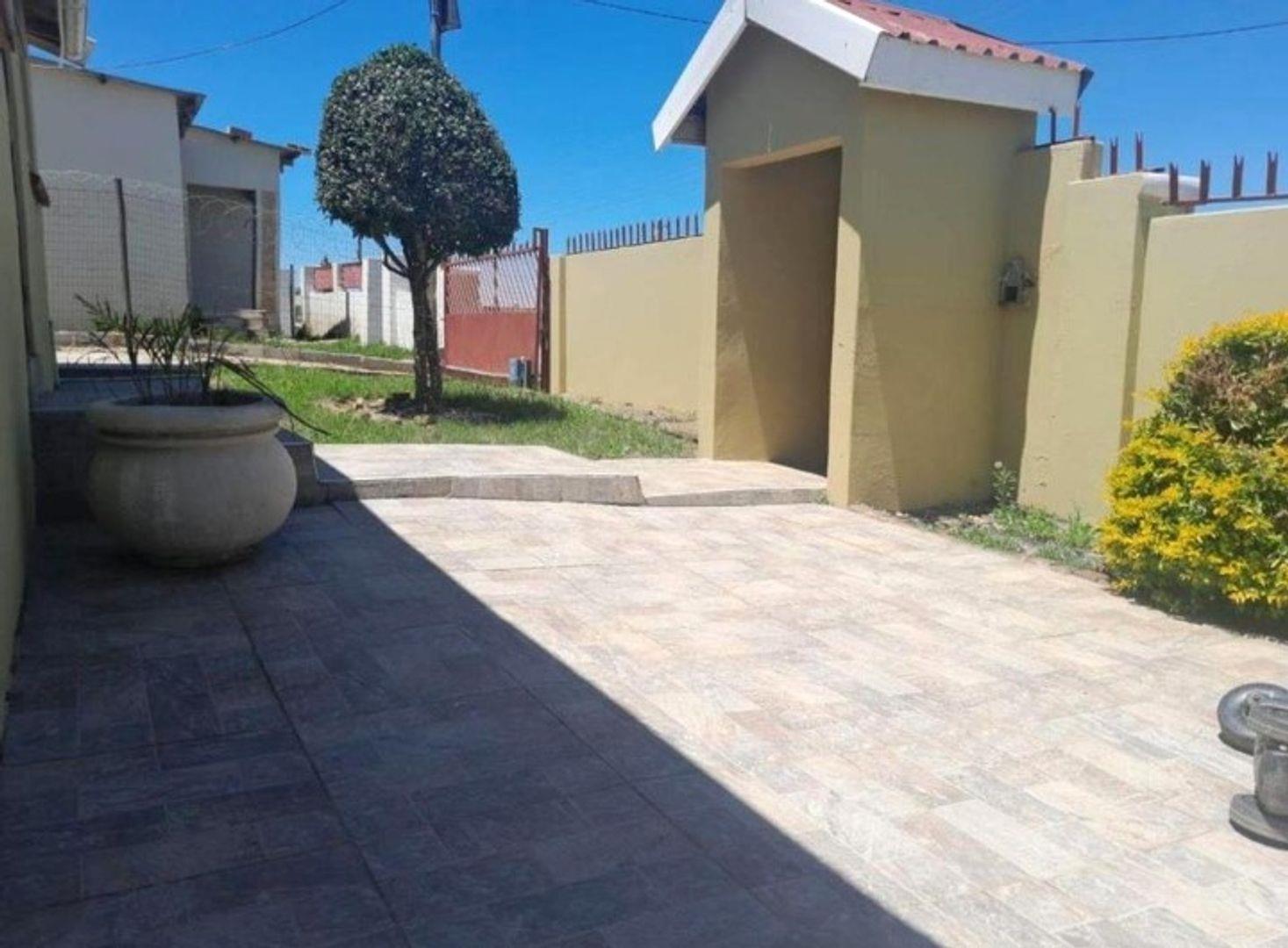 2 Bedroom House for sale in Phakamisa P24114028525