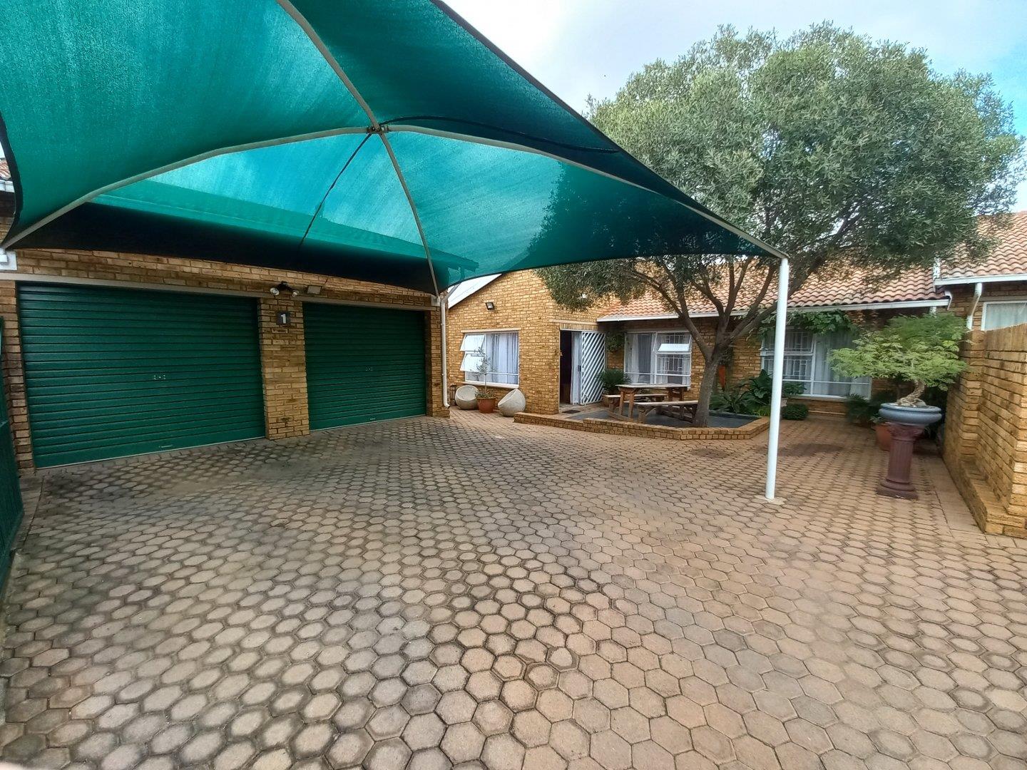 3 Bedroom Townhouse for sale in Krugersdorp North P24114028622