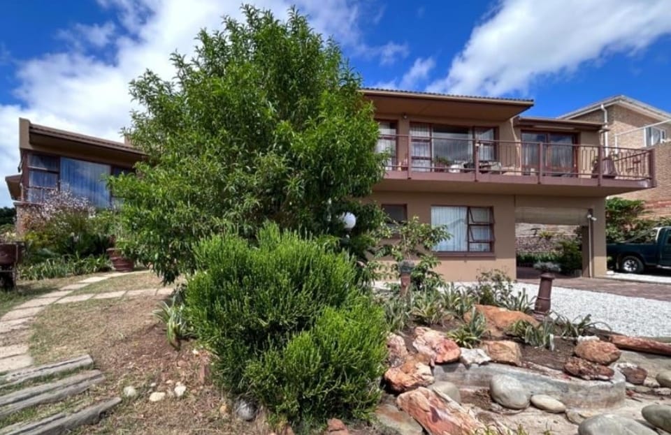 6 Bedroom House for sale in Wavecrest P24114026703