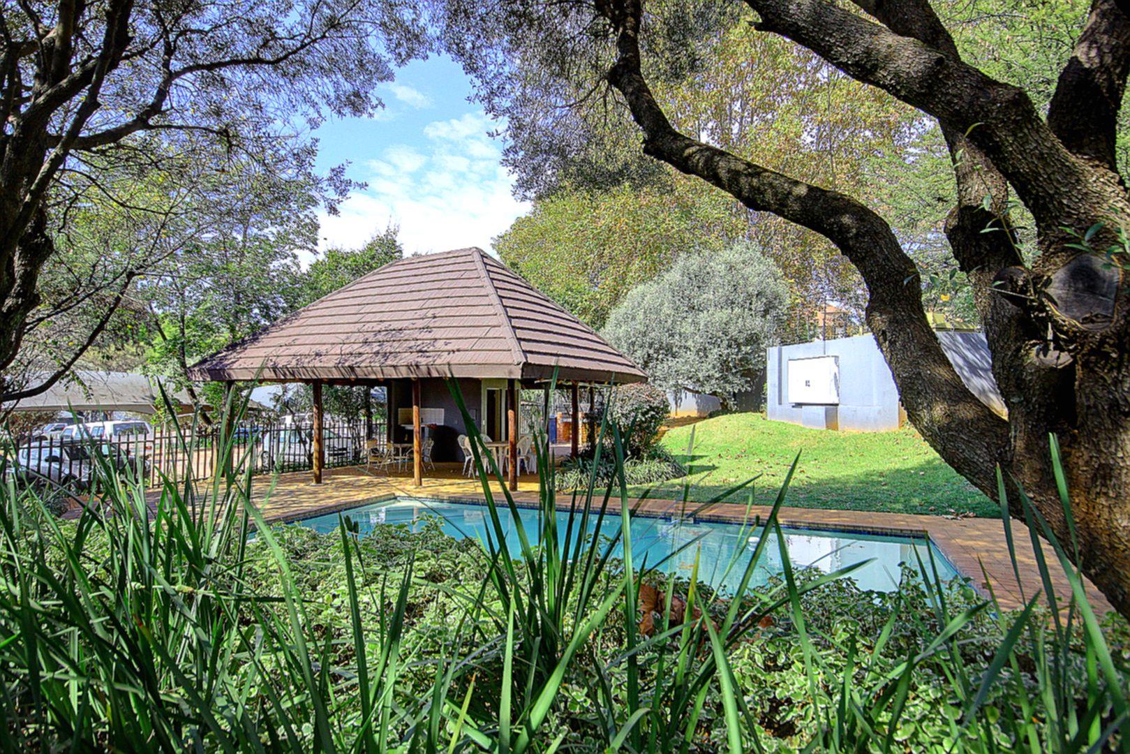 3 Bedroom Apartment / flat to rent in Westdene 39 Westside Ridge, 6