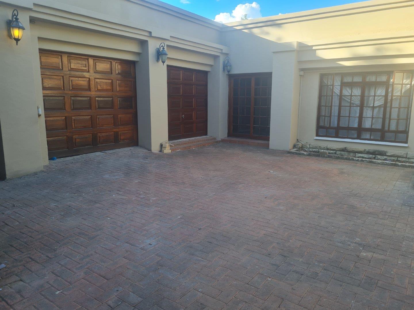 5 Bedroom House for sale in Noordhoek P24114030013