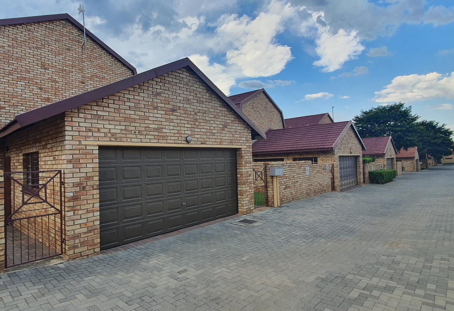 5 Bedroom Townhouse for sale in Willowbrook 648 Van Dalen Road North