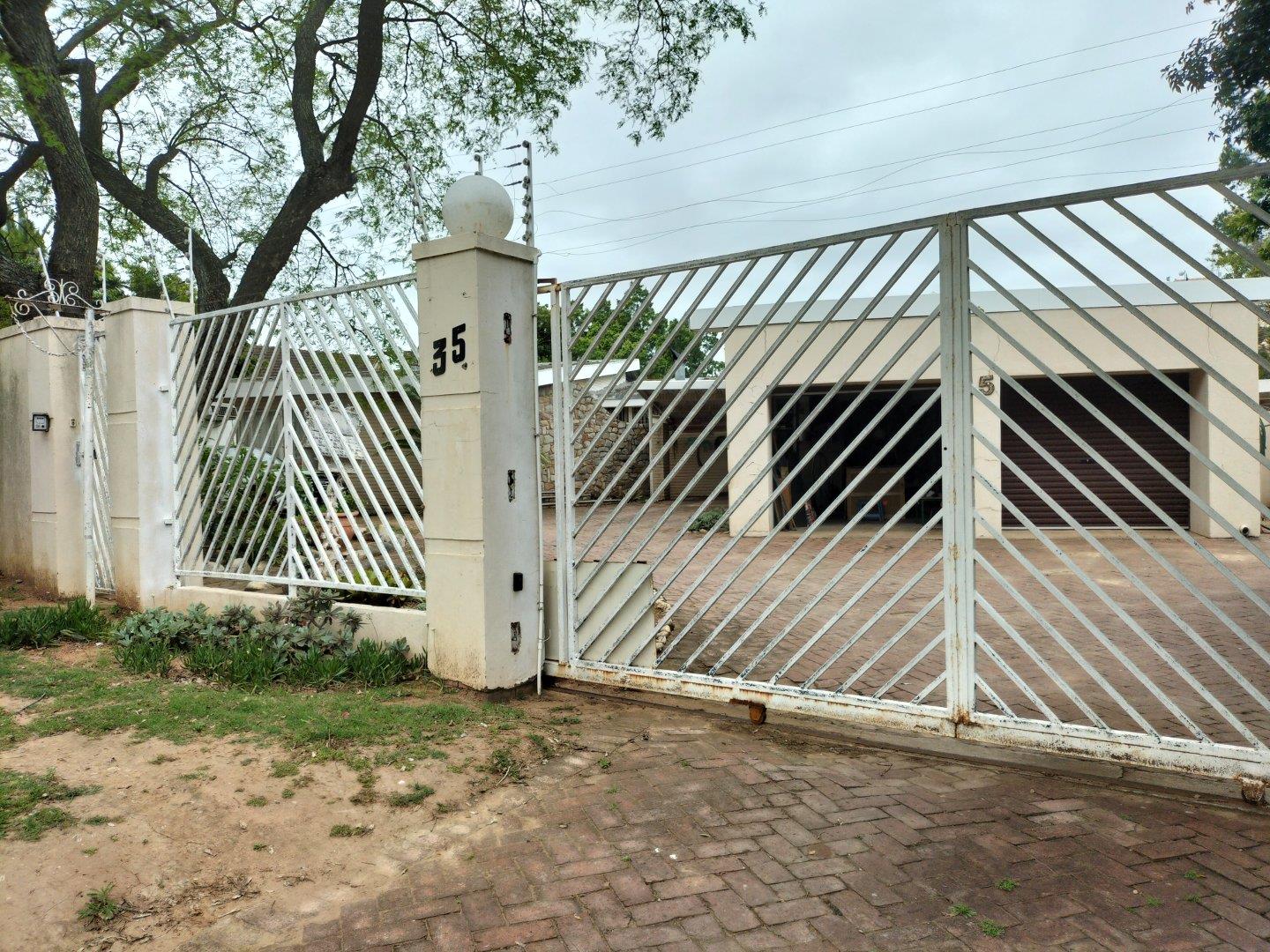 4 Bedroom House for sale in Janssendal P24114034527