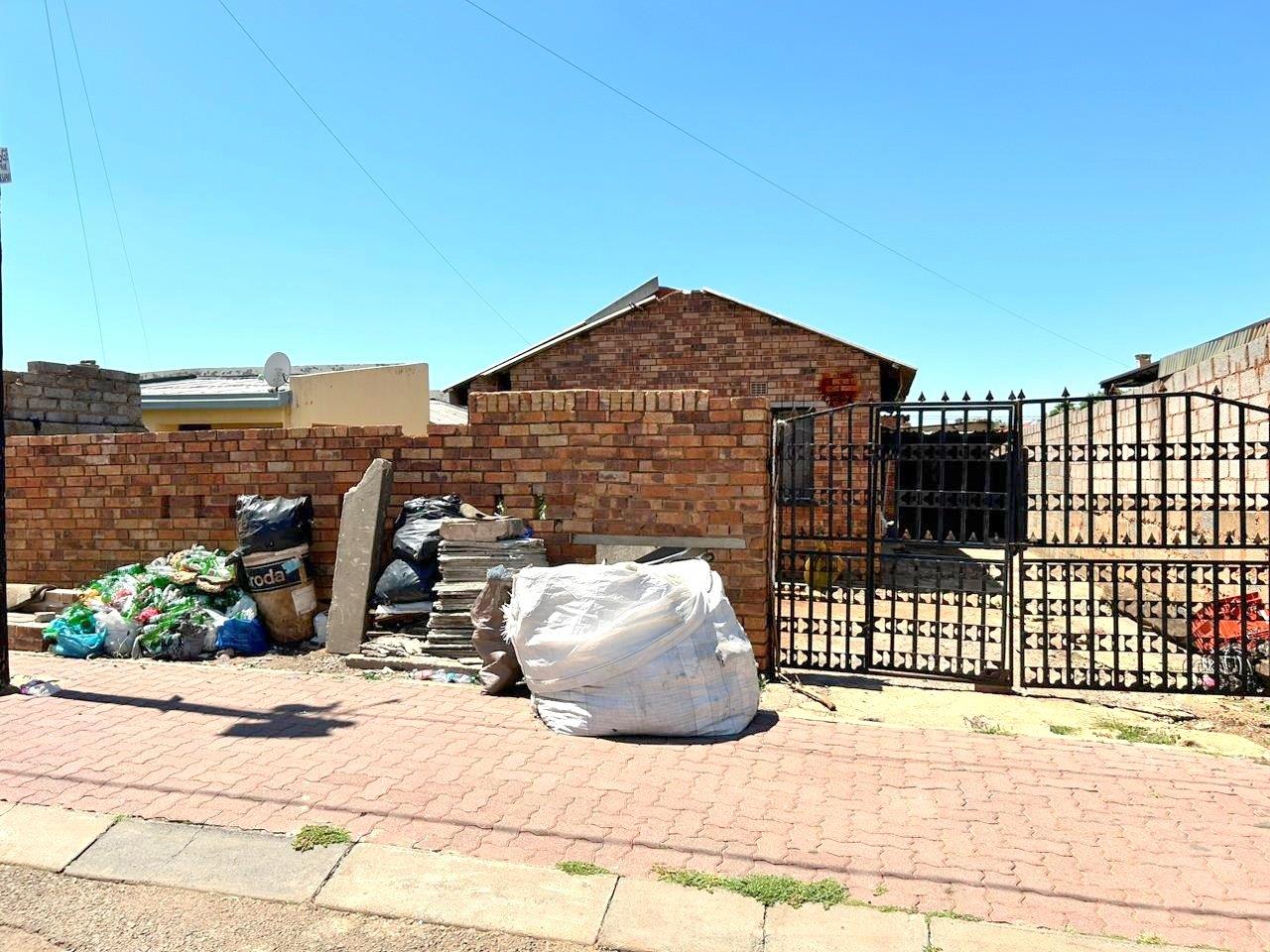 4 Bedroom House for sale in Moroka P24114034533