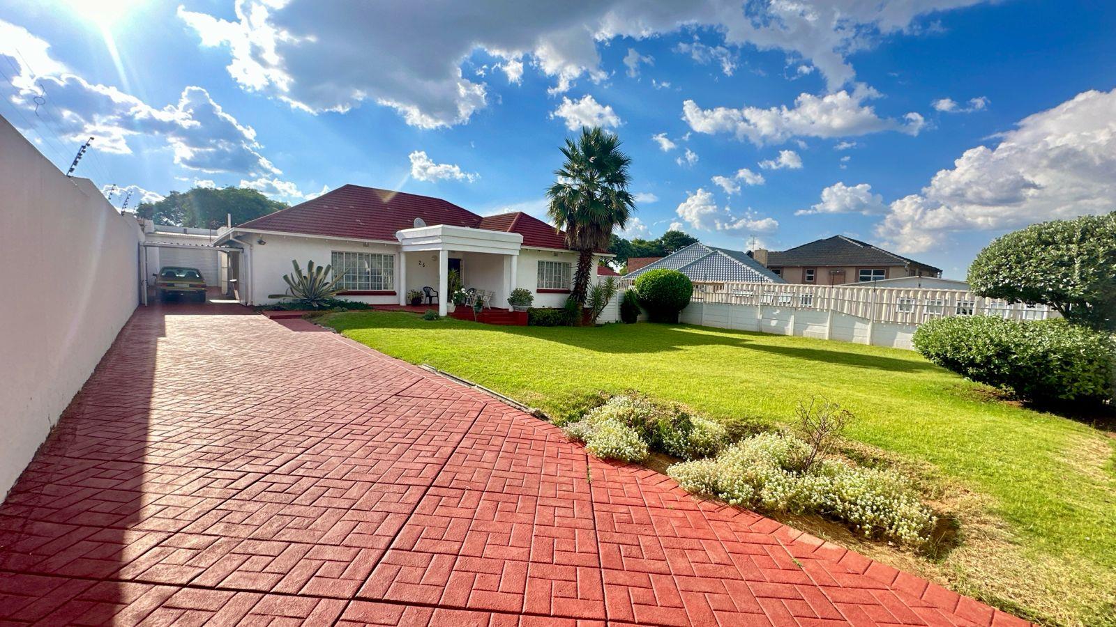 3 Bedroom House for sale in Robertsham P24114036930