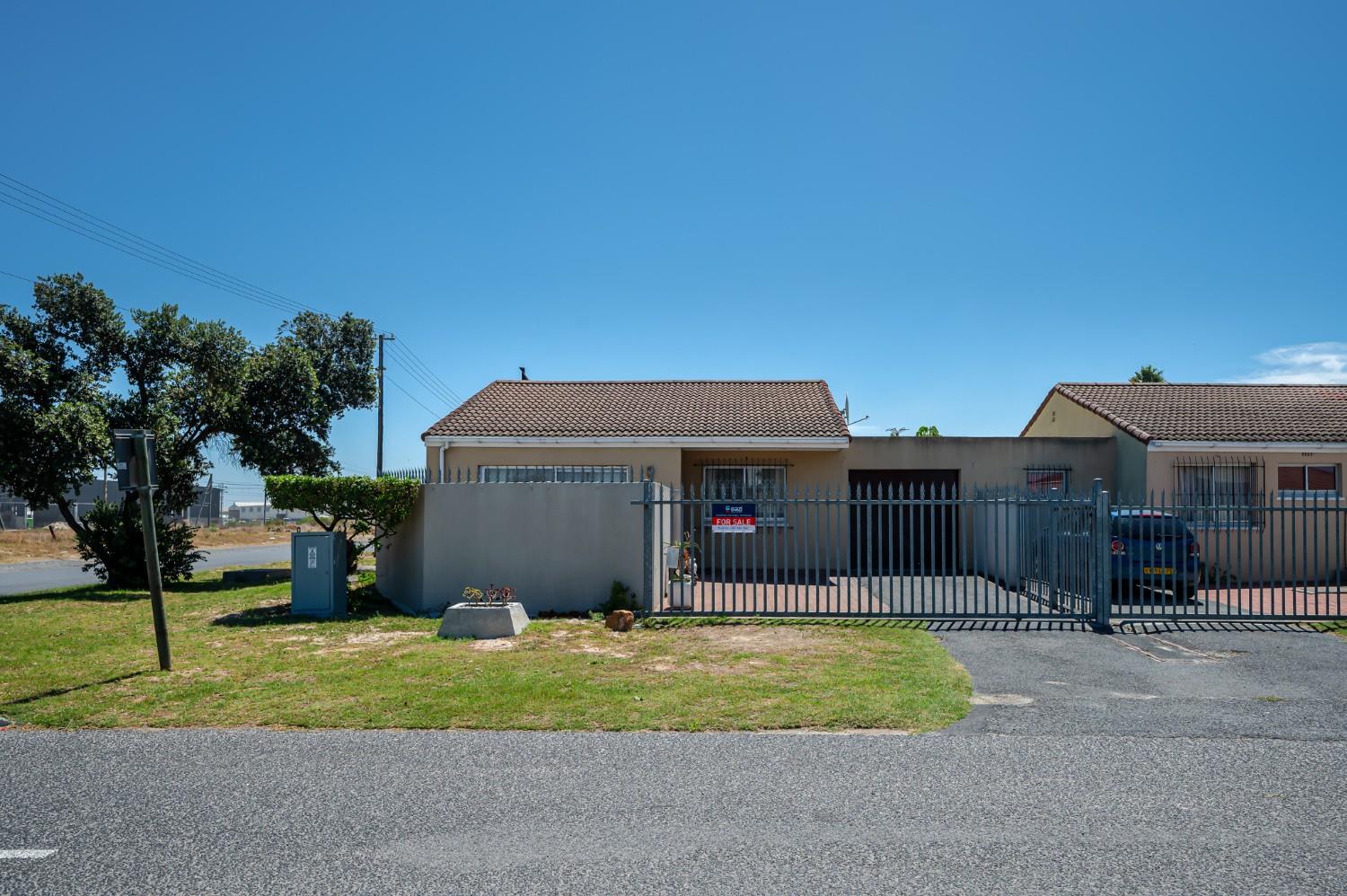 2 Bedroom Townhouse for sale in Rustdal P24114038897