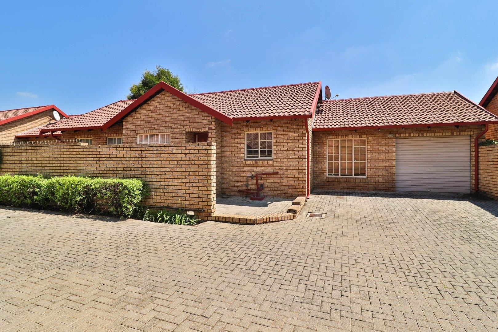 2 Bedroom Townhouse for sale in Die Wilgers P24114003150