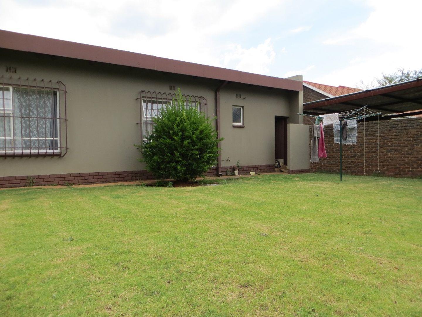 3 Bedroom House for sale in Oberholzer P24112234309