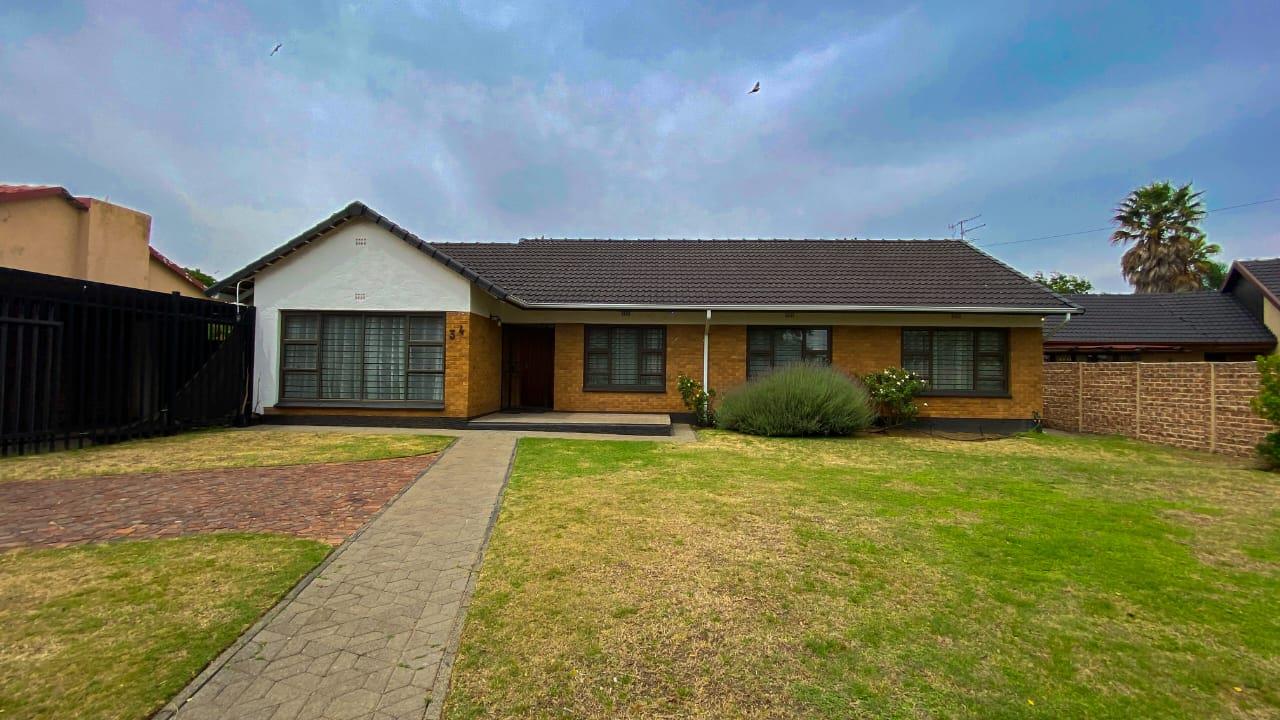 5 Bedroom House for sale in Robertsham P24114045118