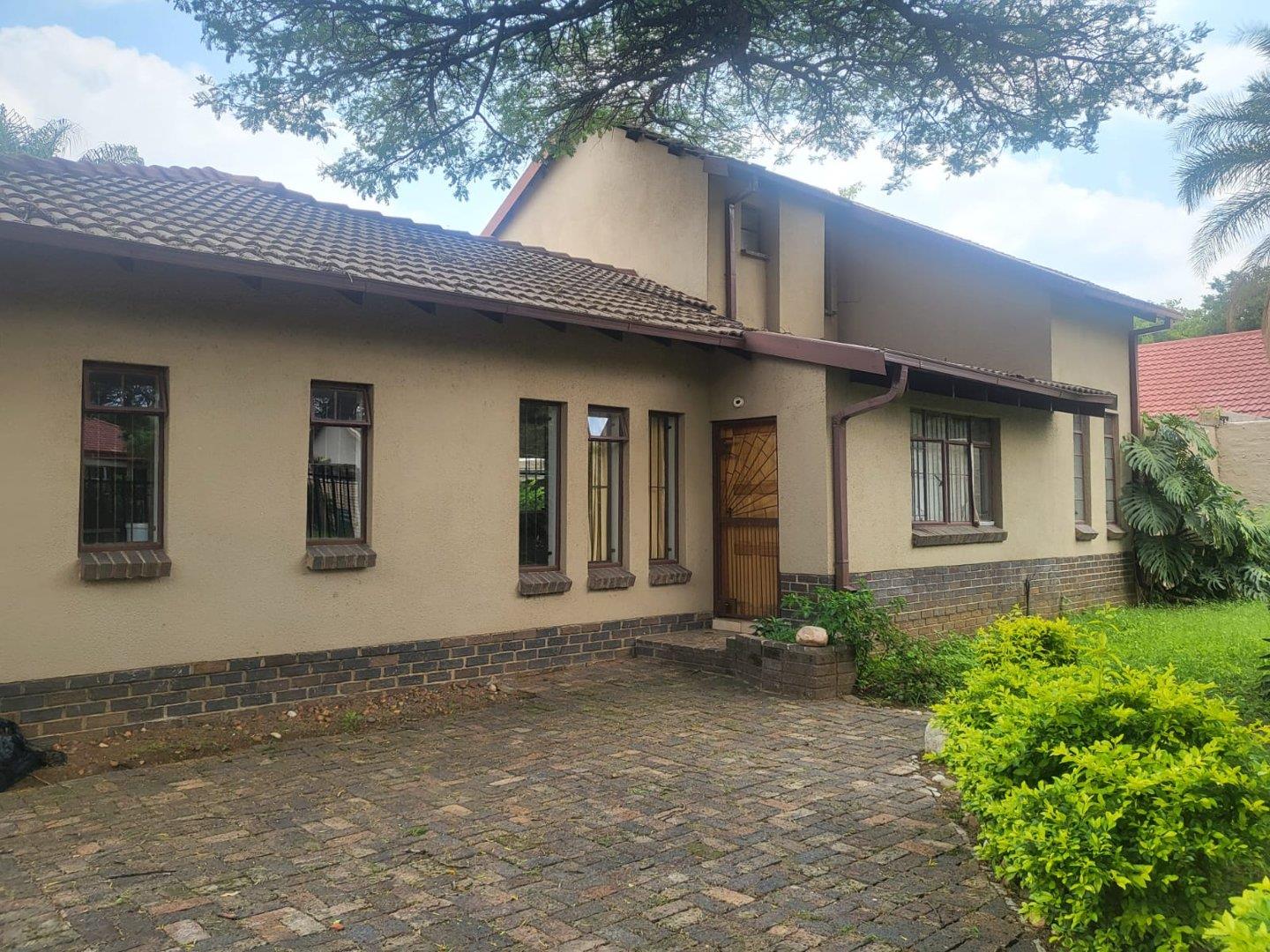 4 Bedroom House for sale in Queenswood P24114045978