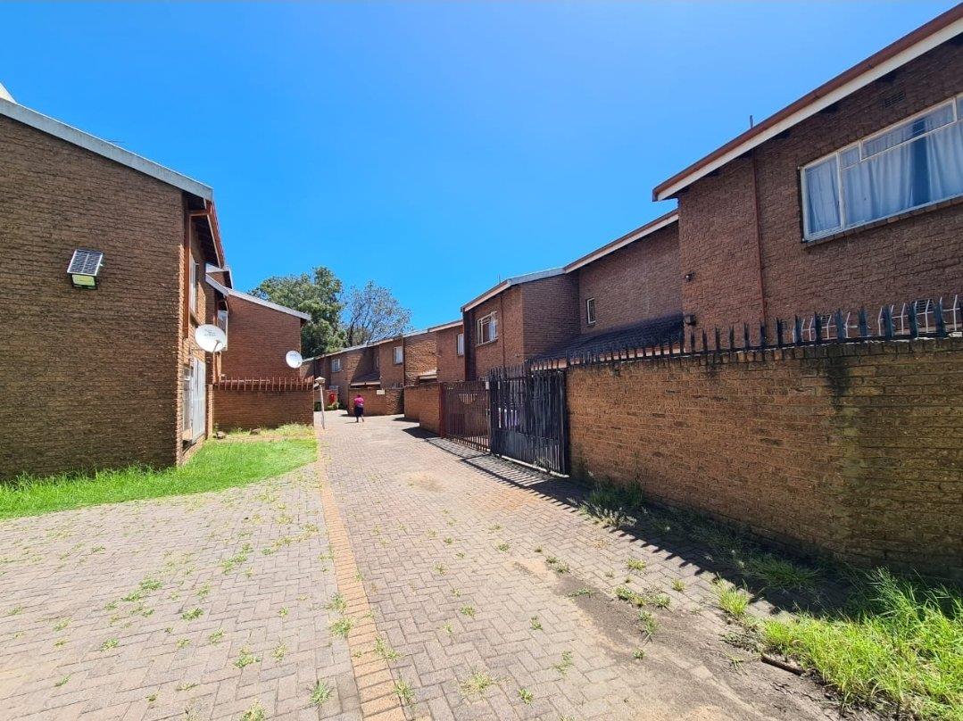 3 Bedroom Townhouse for sale in Vereeniging Central P24114047878