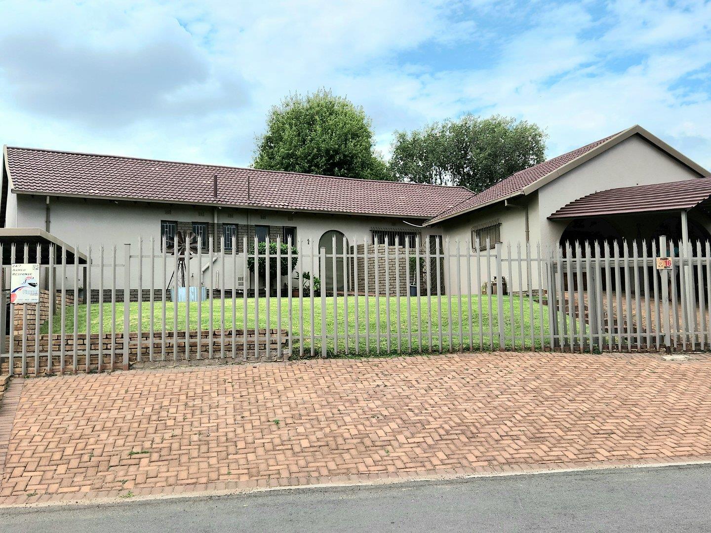 3 Bedroom House for sale in Kenmare P24114052744