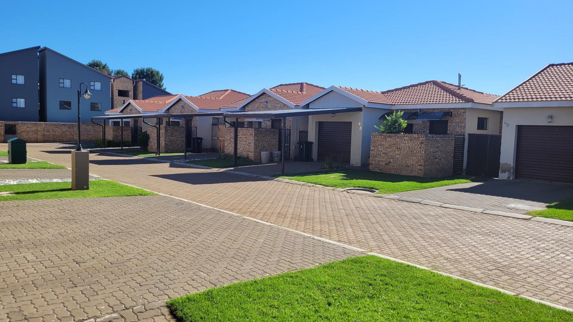 3 Bedroom Townhouse for sale in Pomona P24114053244