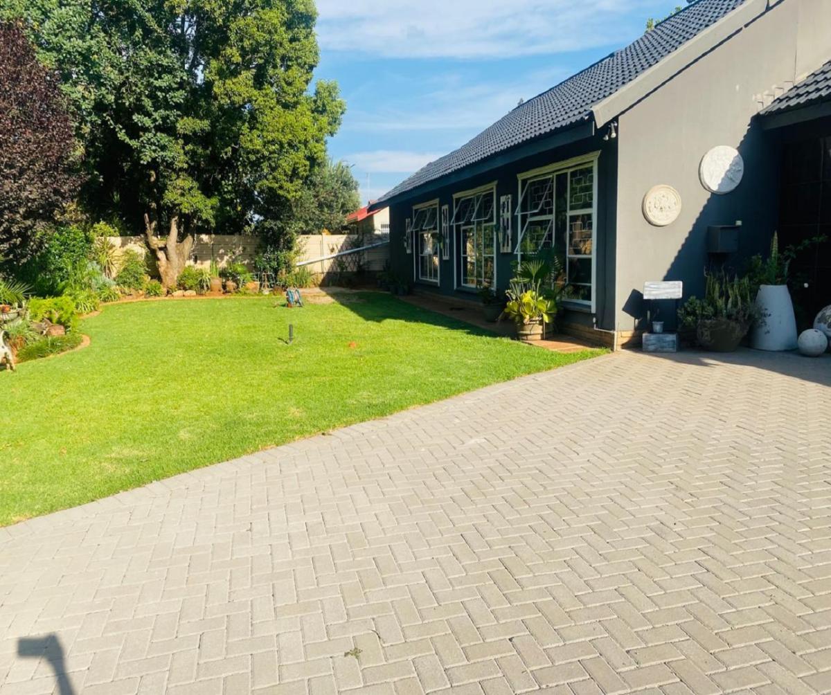 3 Bedroom House for sale in Flora Gardens P24114053545