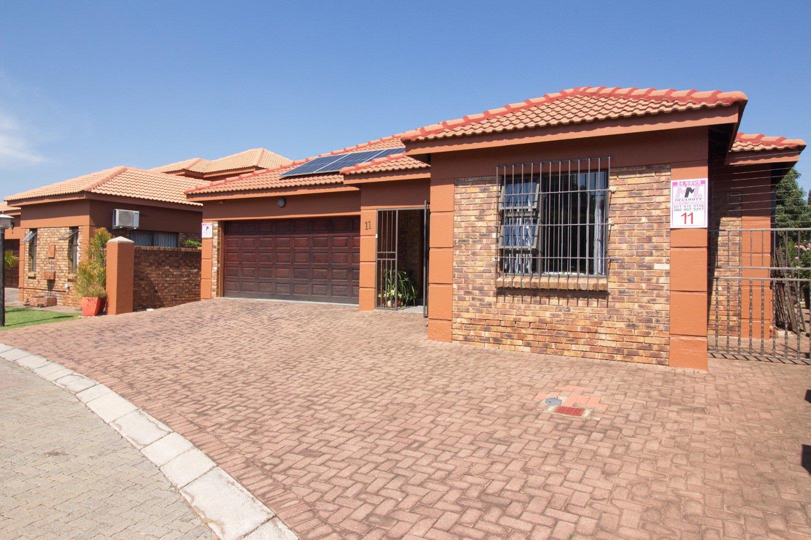 3 Bedroom House for sale in Van Riebeeck Park 11 Van Riebeeck Gardens De Villiers P24114054622