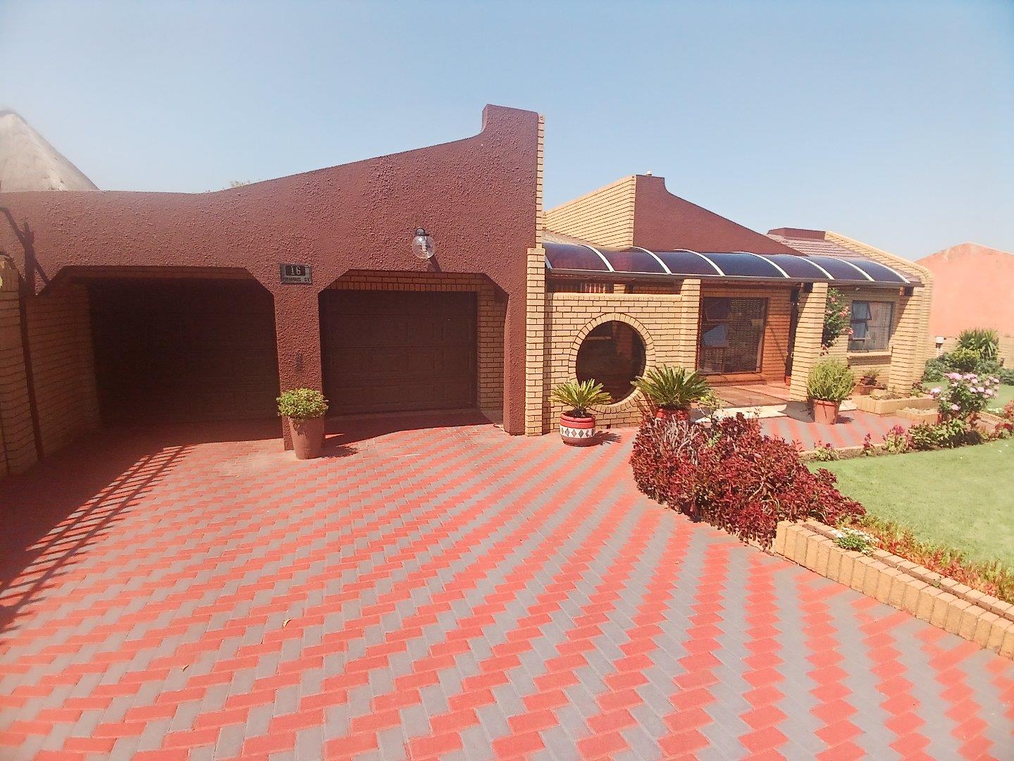 4 Bedroom House for sale in Eldorado Estate 16 Aquarius Street P24