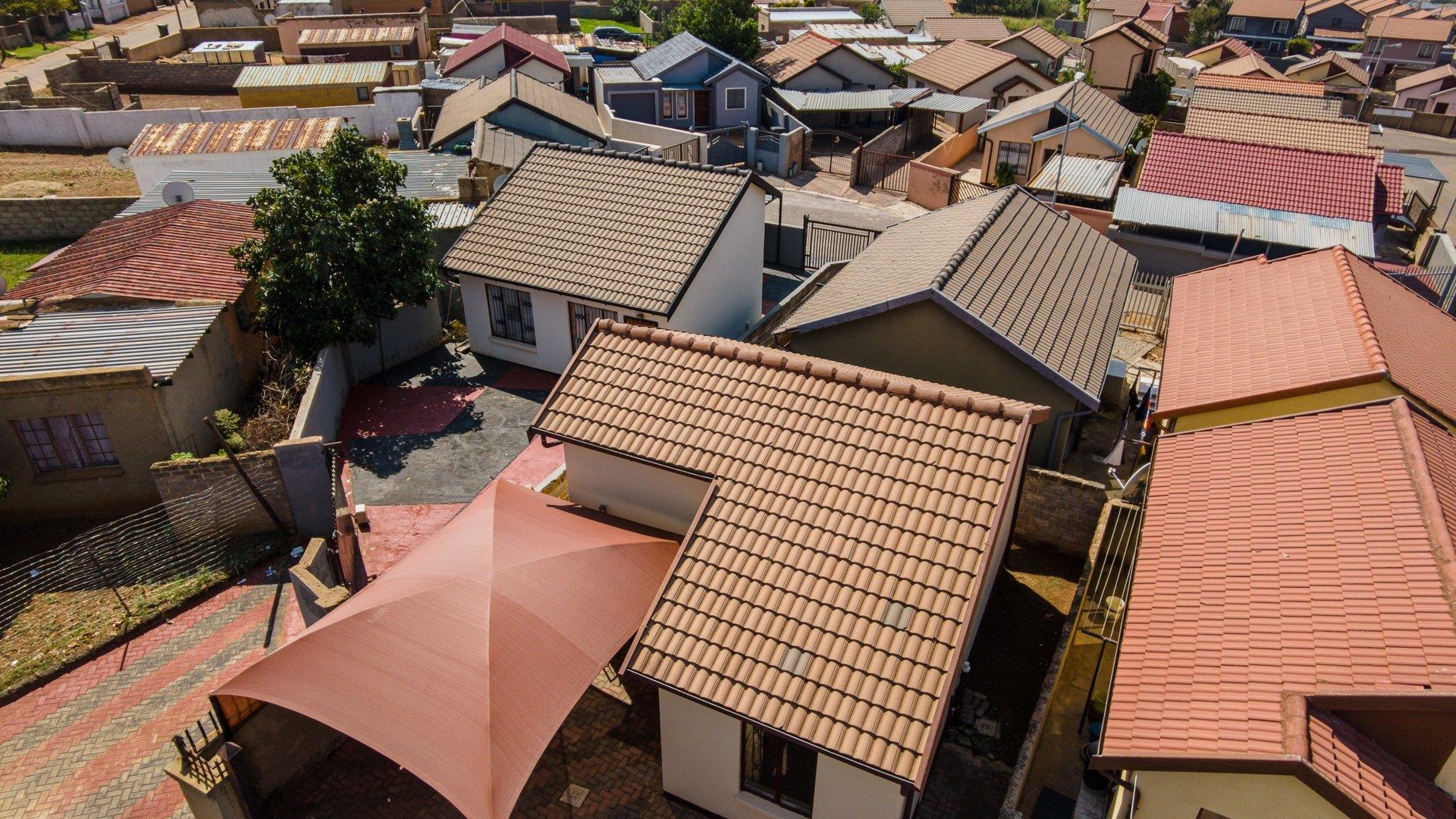 2 Bedroom House for sale in Lotus Gardens P24114019354