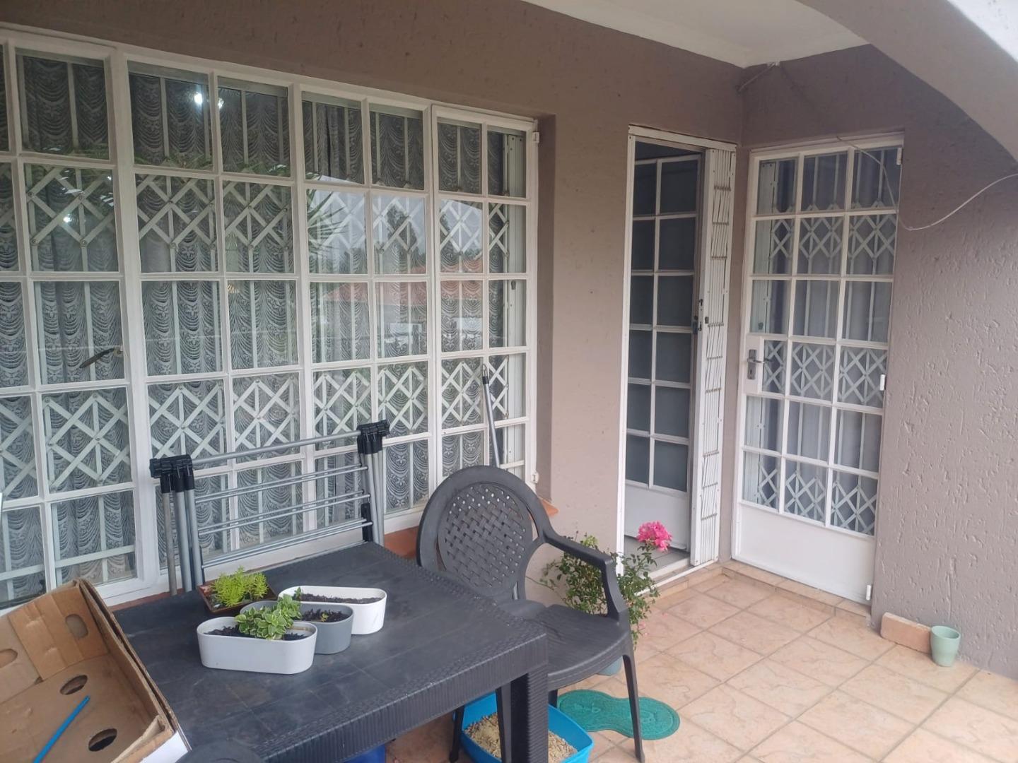 2 Bedroom Townhouse for sale in Lambton P24114060490